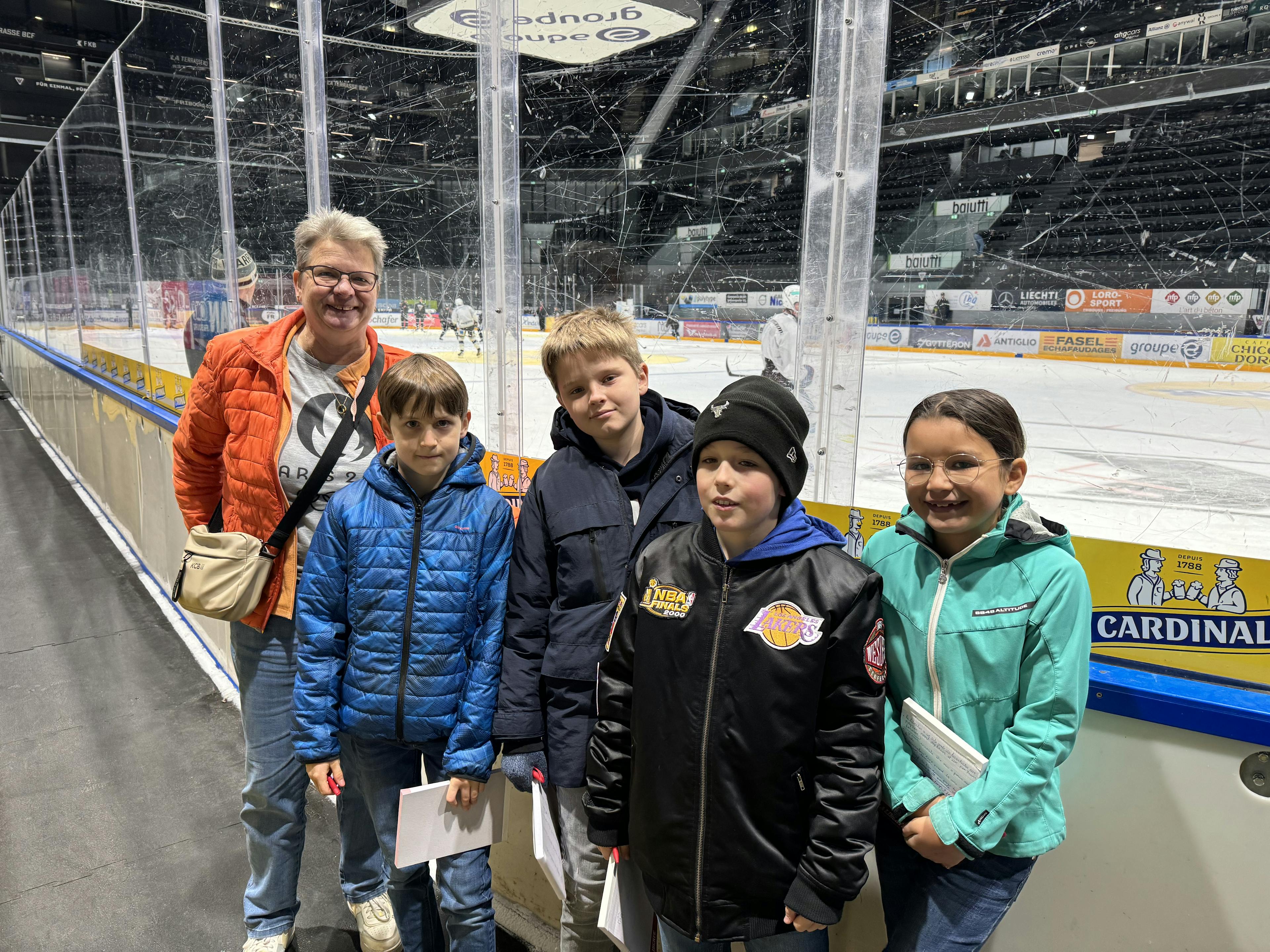 Les quatre journalistes en herbe ont été accompagnés à la patinoire par nos journalistes Patricia Morand et Adrien Schnarrenbarger.