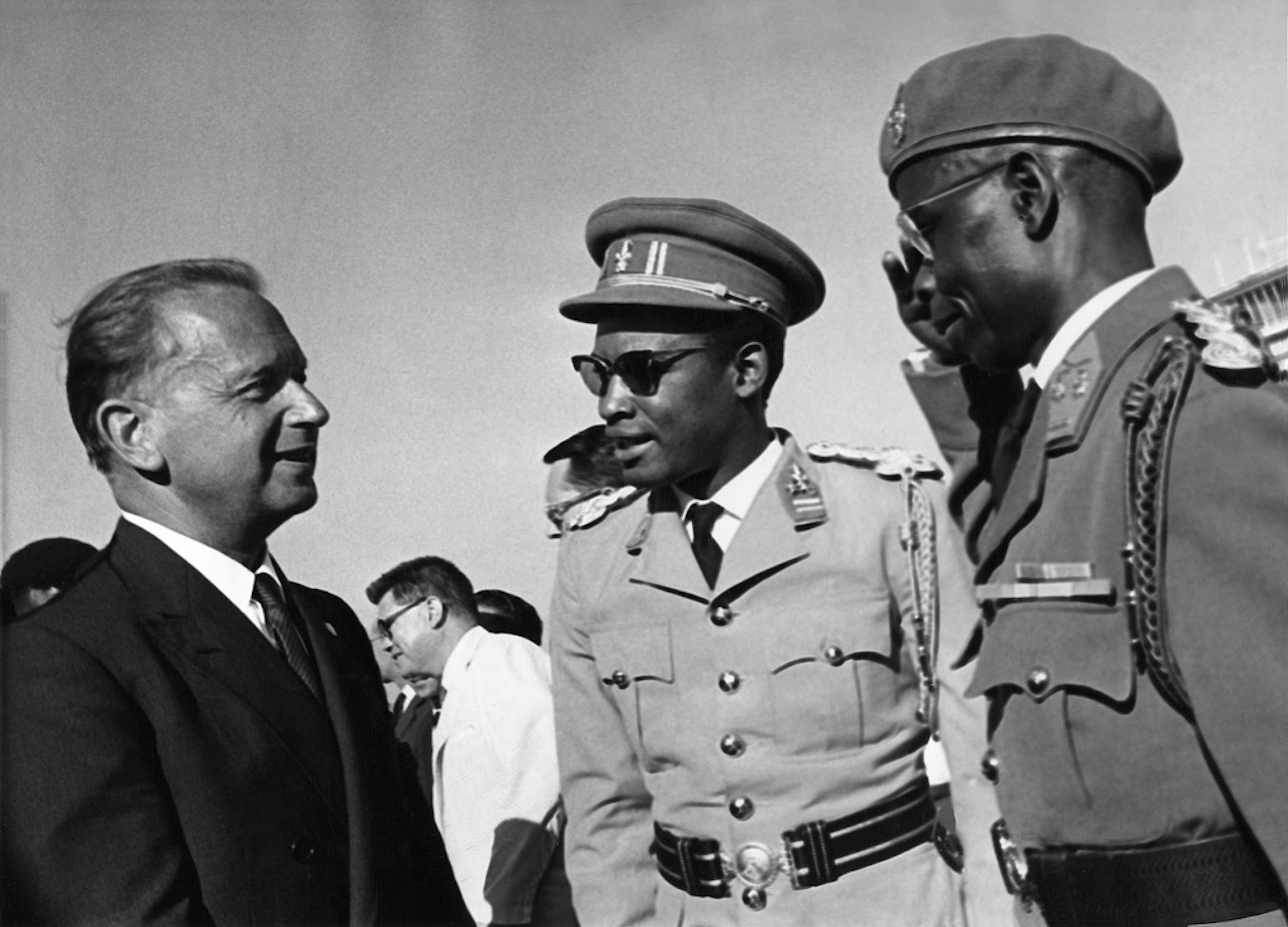 Dag Hammarskjöld accueilli par Mobutu (au centre) à son arrivée à Léopoldville le 13&nbsp;septembre 1961.