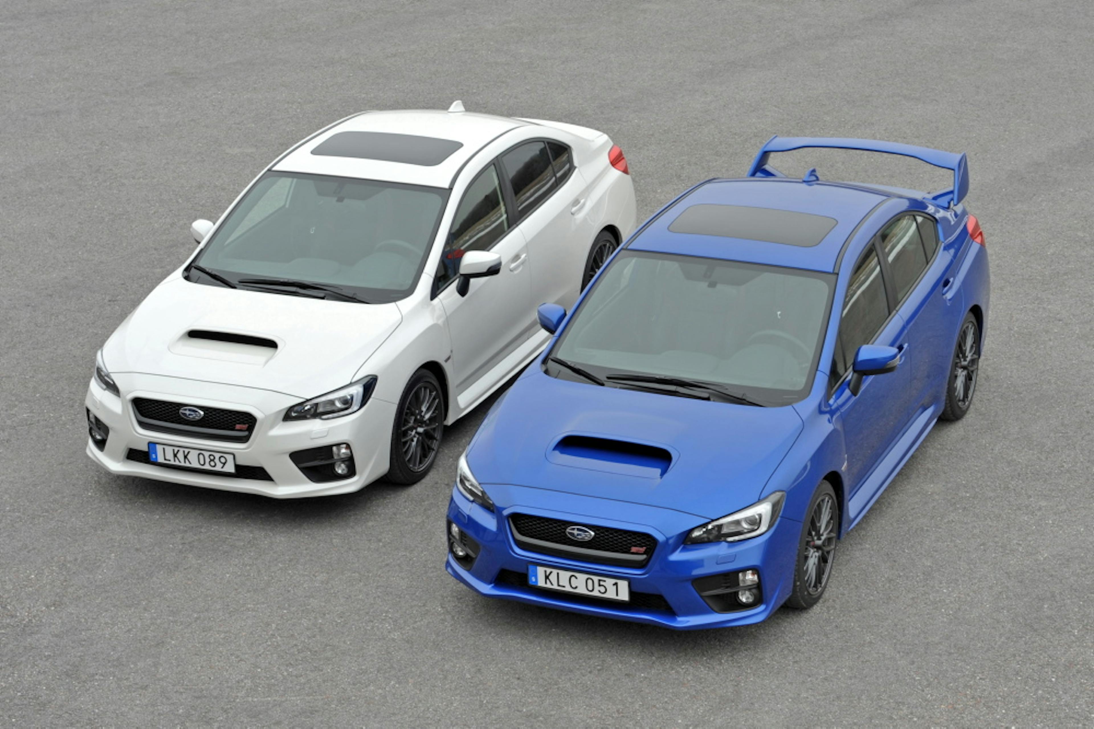 La Subaru WRX STI est livrable avec ou sans aileron. Le bleu métallisé reste privilégié, mais cinq autres teintes sont disponibles.