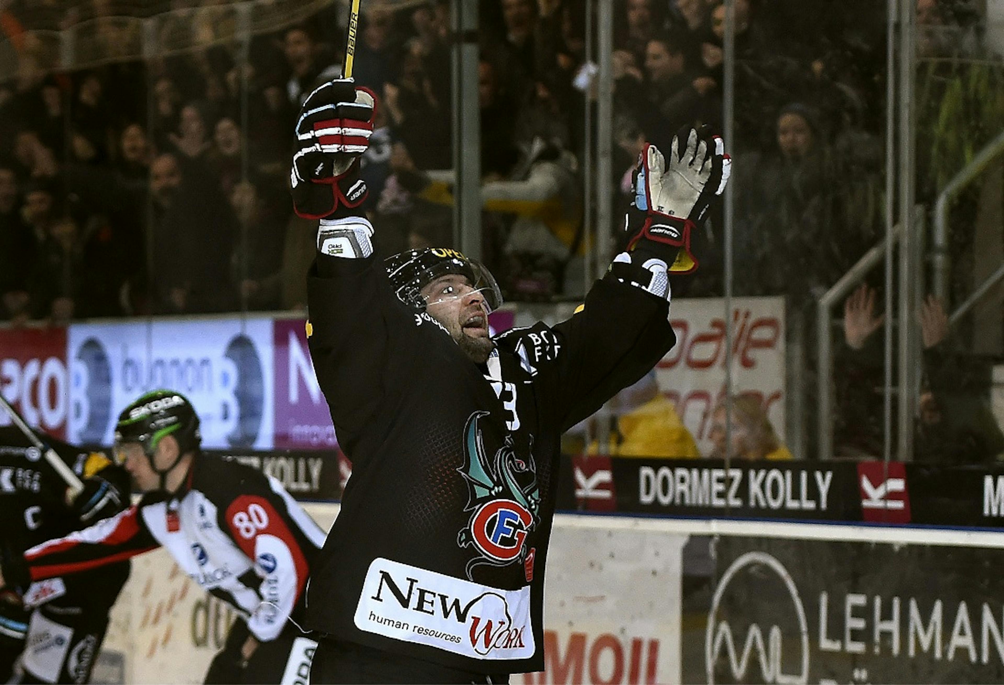 but 2-1 : joie B. PLUESS (FR)    8.1.2016 , Fribourg Gottéron - Lausanne  FR-LHC   photo Eric Lafargue