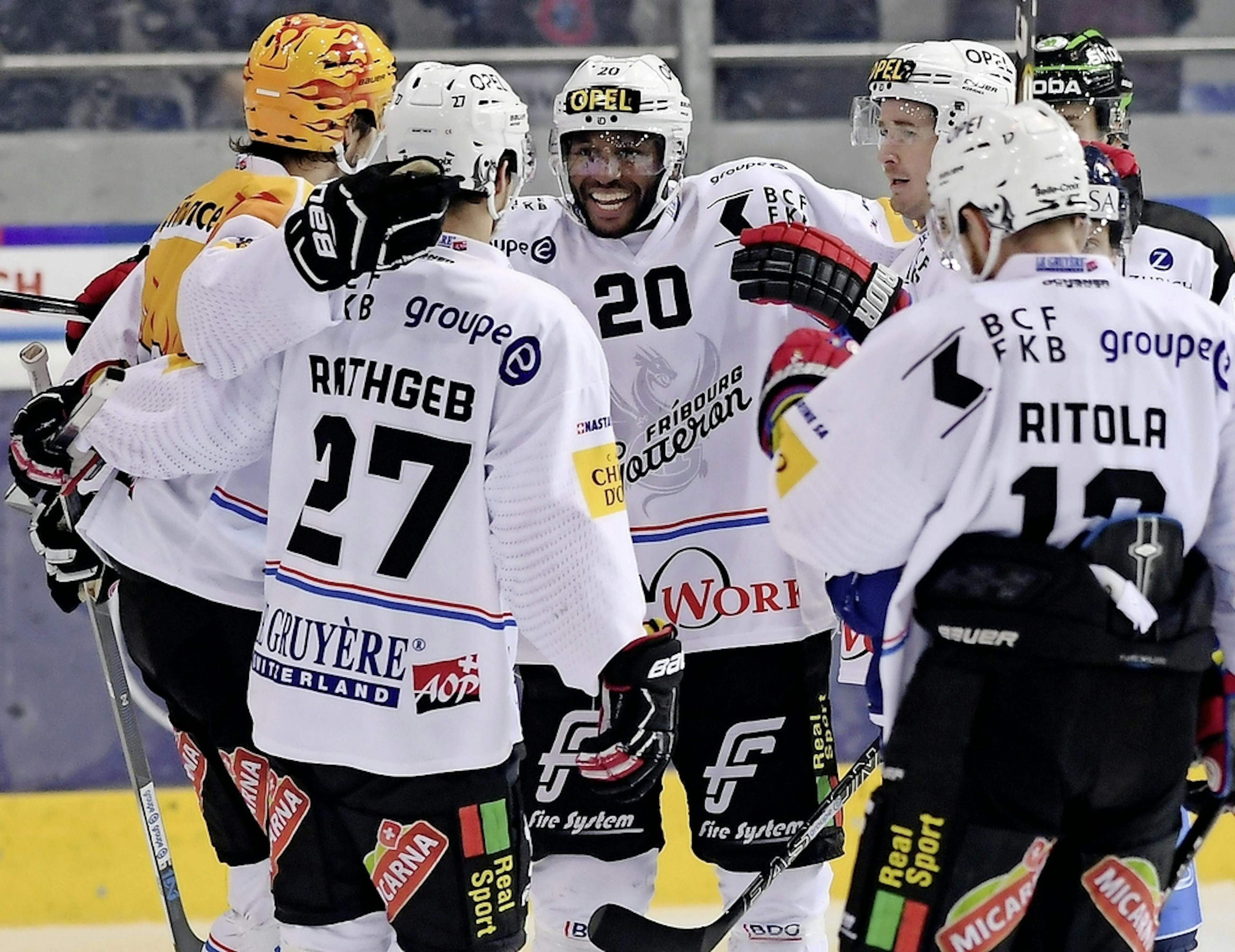 Mauldin (au centre) a marqué son premier but de la saison et Gottéron a gagné pour la première fois à l’extérieur. 