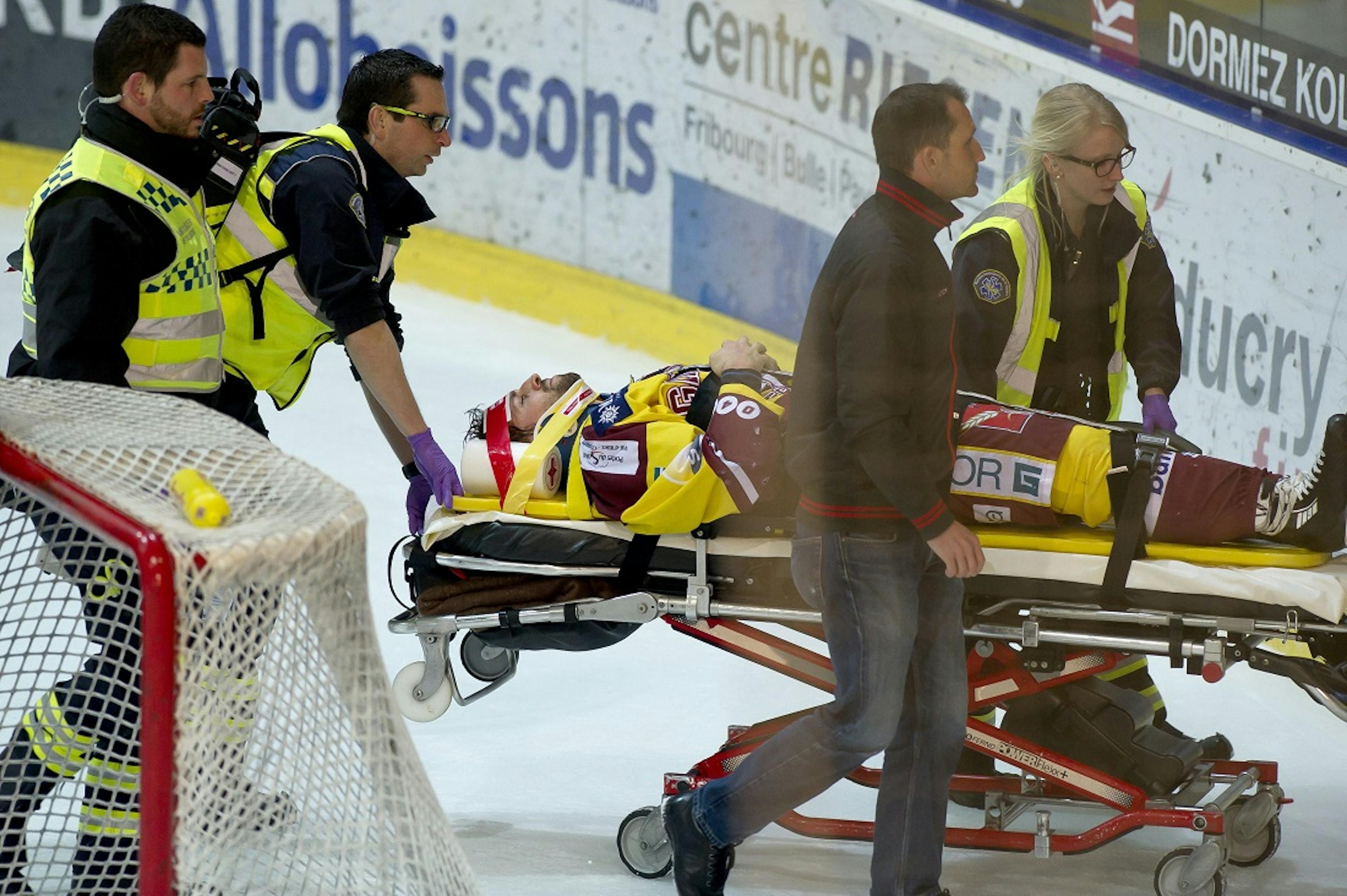 LNA 1/4 de finale des Play-off.  Match Fribourg-Gottéron - Genève-Servette.  Le Genevois Daniel Rubin est évacué sur une civière, après une charge de Julien Sprunger.    Photo Lib/Charly Rappo, Fribourg, 05.03.2016