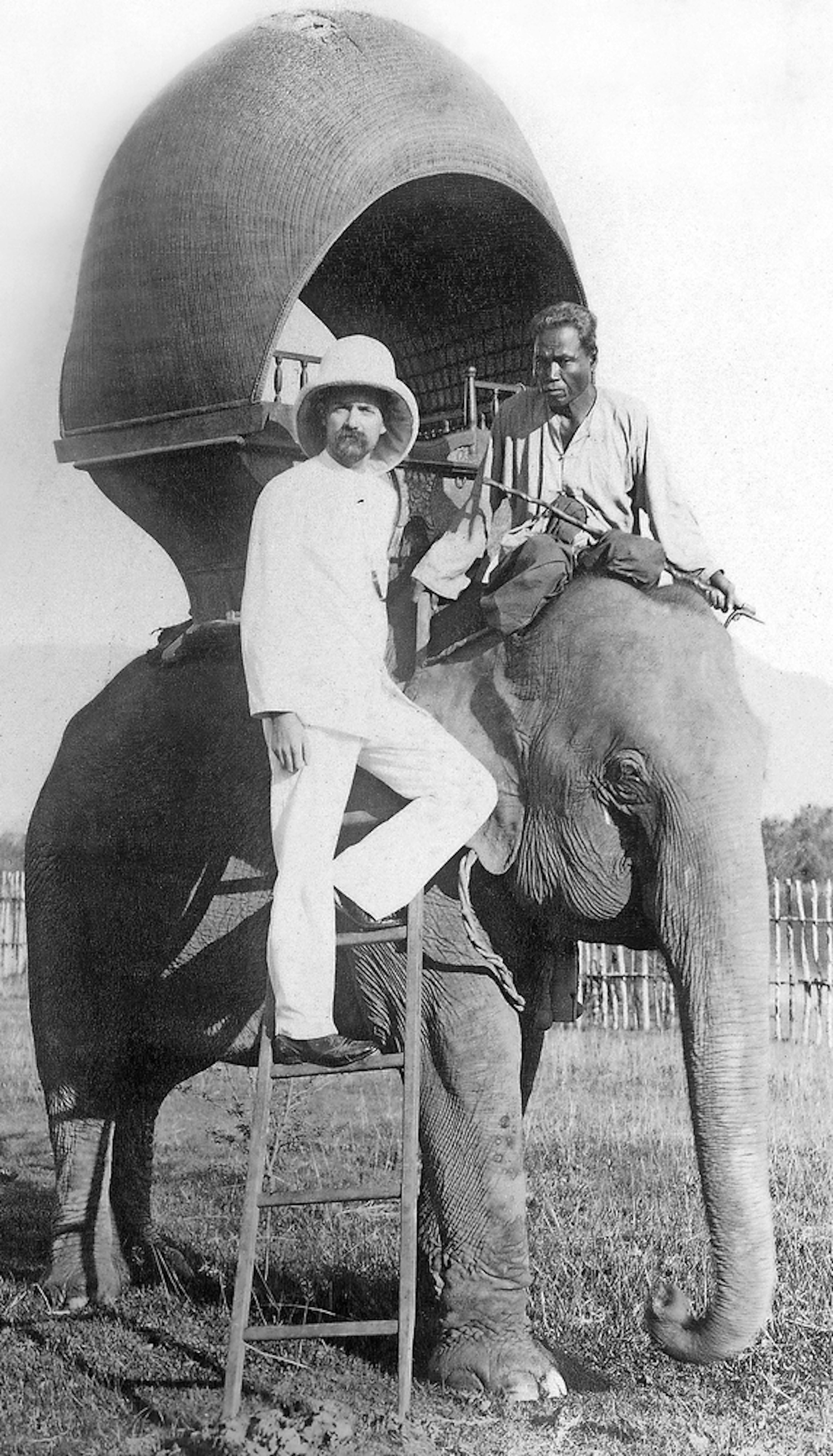 Alexandre Yersin après 1892 en uniforme de médecin des colonies, dans le Protectorat du Cambodge qui fait alors partie de l’Indochine française.