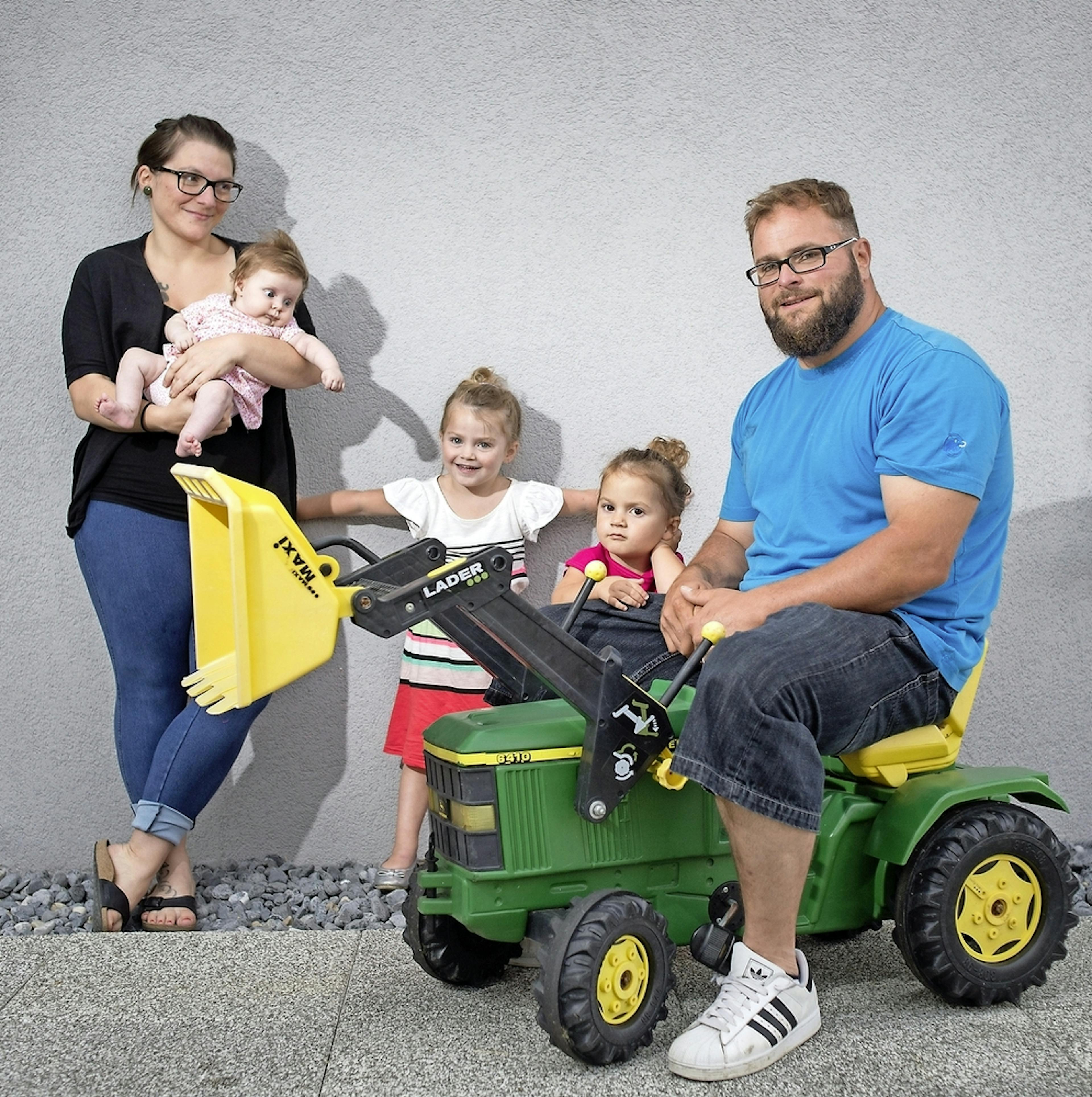 Les femmes de Frédéric Berset ont un regard attendri pour leur champion de mari et papa. De gauche à droite: Roxane, la maman, Augustine (2 mois), Louisa (3 ans et demi) et Léonore (2 ans et demi).