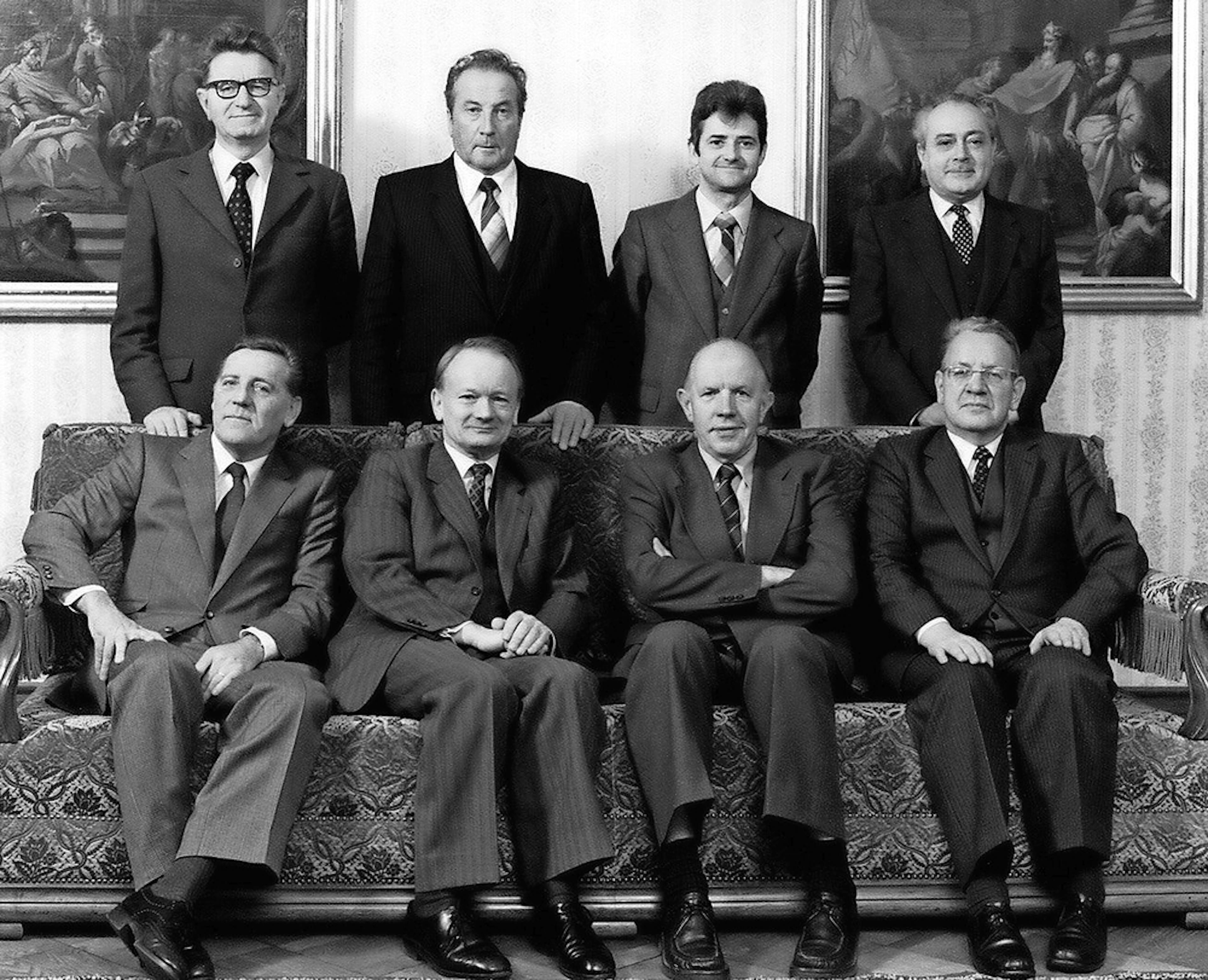 Le Conseil d’Etat élu en 1976. De gauche à droite debout: Rémi Brodard (pdc), Joseph Cottet (pai-udc), Marius Cottier (pdc), Georges Clerc (chancelier d’Etat); assis: Pierre Dreyer (pdc), Hans Baechler (prd), Ferdinand Masset (prd), Arnold Waeber (pdc). 