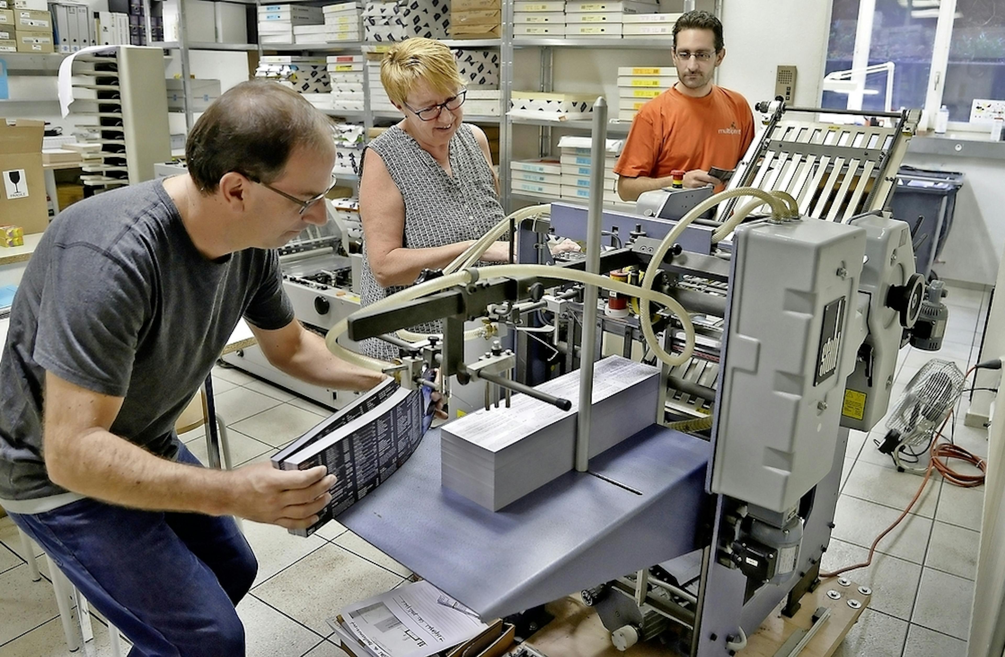 Christophe Jungo (à g.) est copropriétaire de Multiprint, à Fribourg, depuis dix ans. La société compte cinq collaborateurs. Quant à Baptiste Esseiva, il emploie six personnes au Café de la presse. 