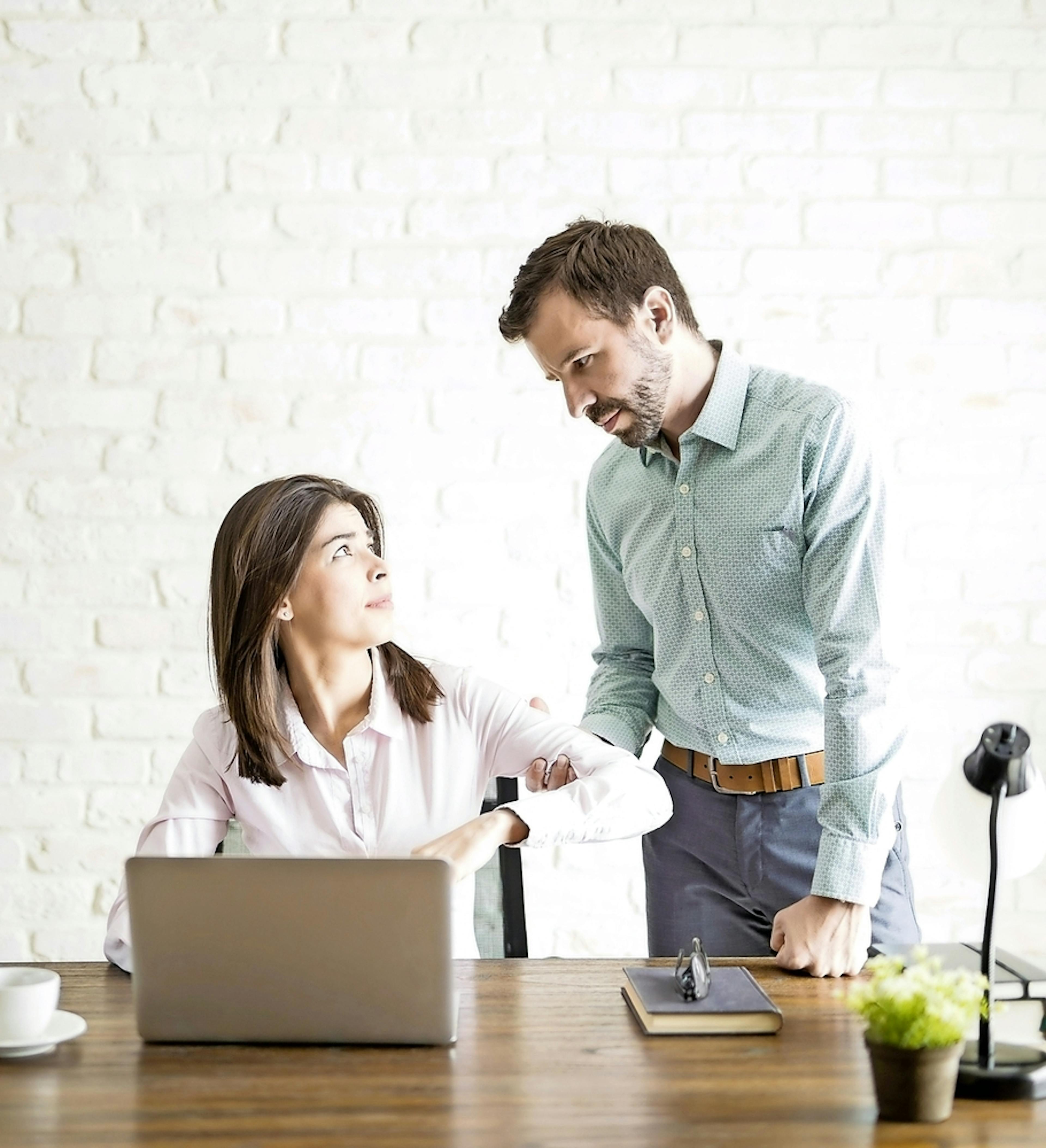 Le harcèlement sexuel peut instaurer un climat de défiance sur le lieu de travail. 