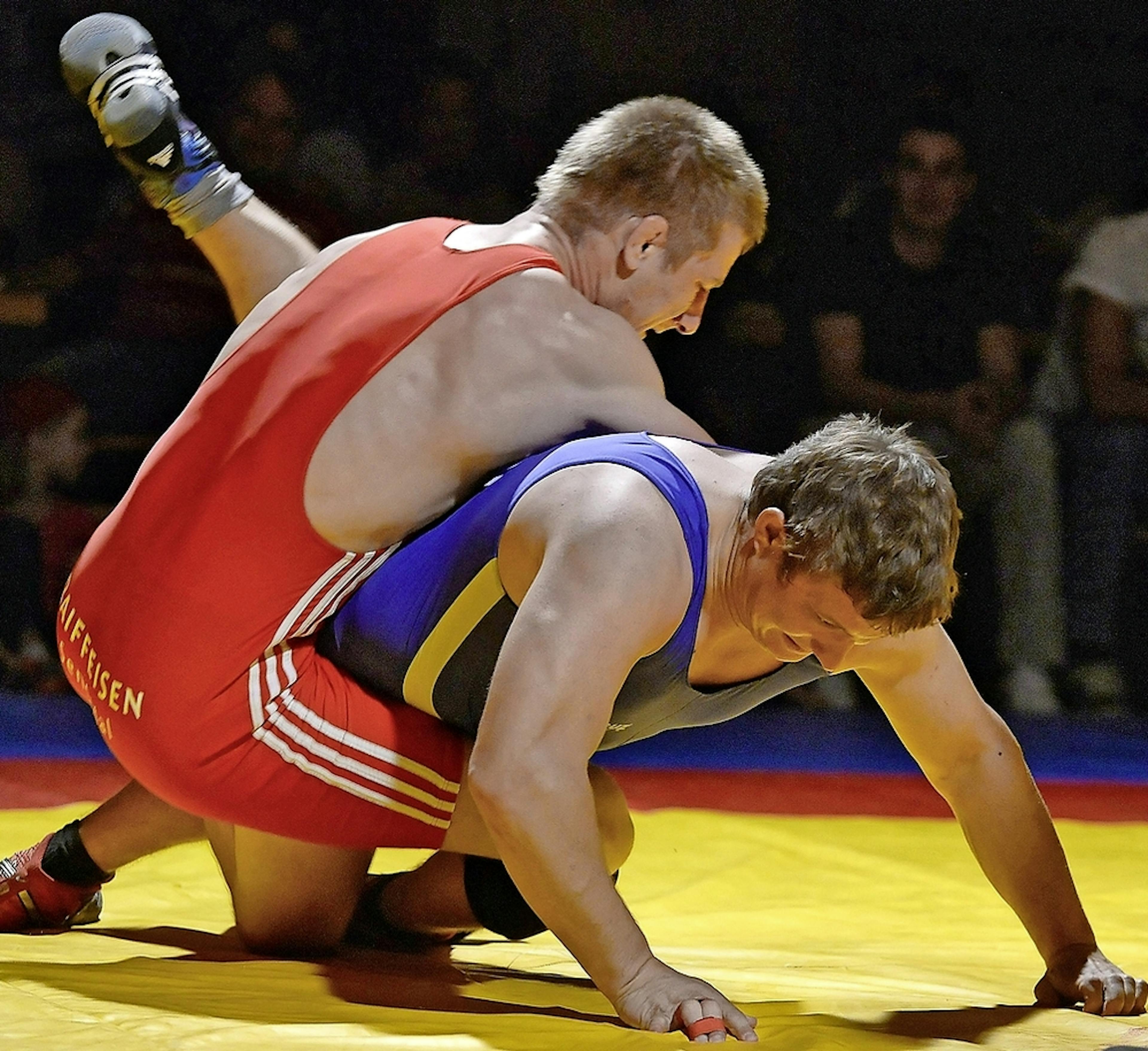 Grâce à la lutte libre (photo  de gauche), Baptiste  Stauffacher (en bleu, puis en blanc) a  pu étoffer son bagage en judo. 