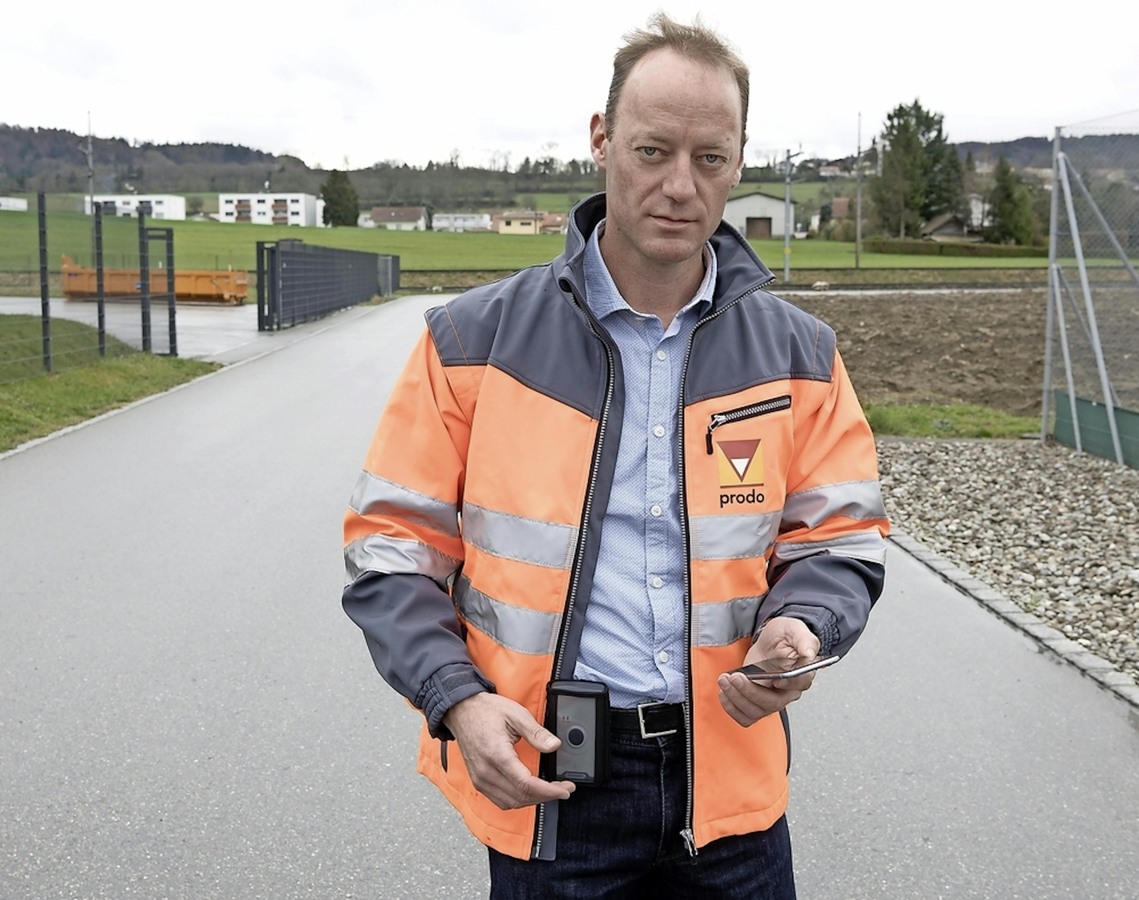 La personne chargée d’effectuer l’état des lieux du réseau routier répertorie les dommages constatés dans une application pour téléphone portable. Un système de géolocalisation est fixé à sa ceinture. 