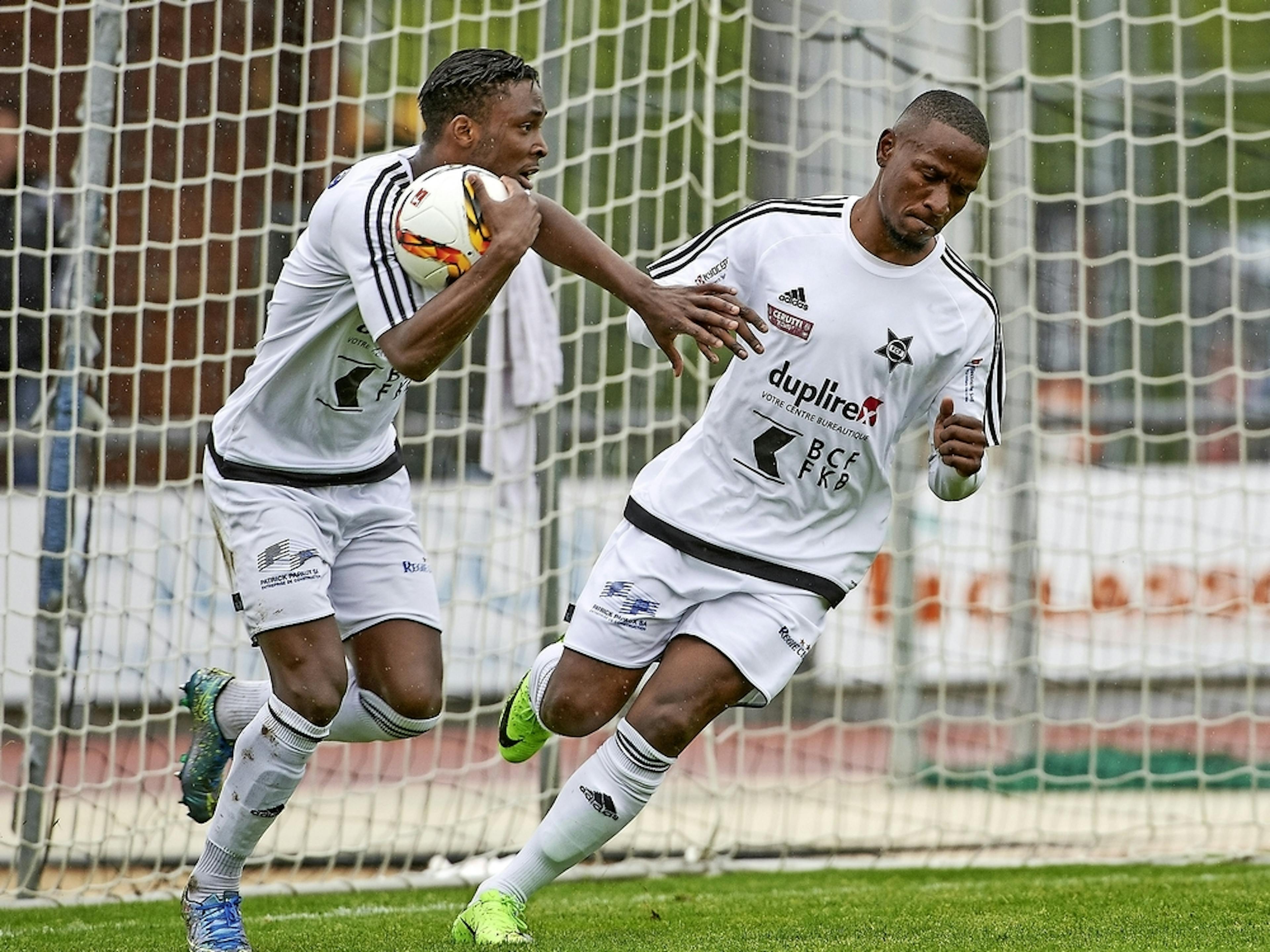 Khalil Lambin (à gauche), Christopher Nzinga et le FC Fribourg risquent de perdre trois points. 