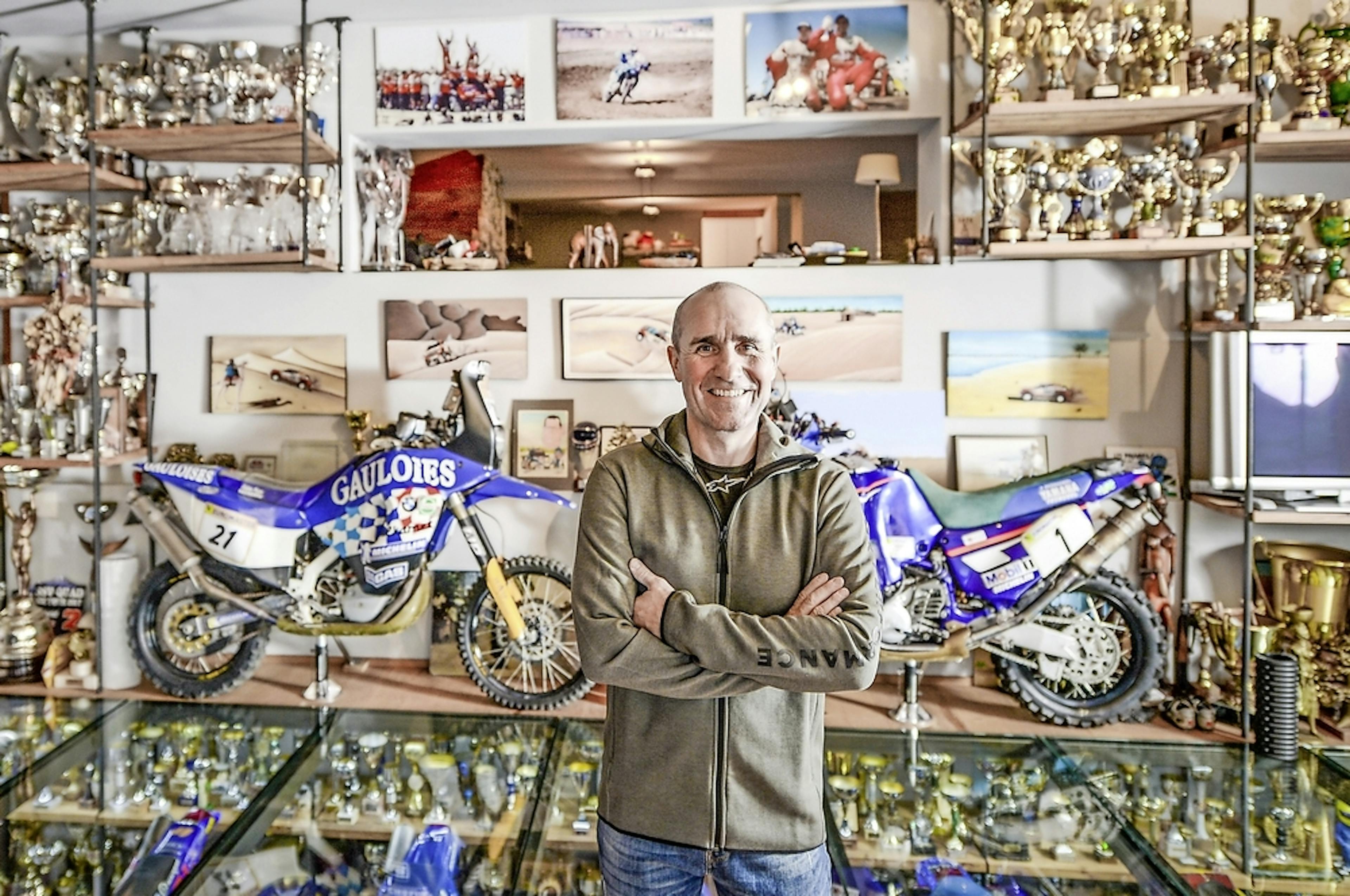 Stéphane Peterhansel à son domicile de Crans-Montana dans son musée où sont alignés les motos, les casques, les photos et les innombrables coupes, remportées tout au long de sa riche carrière. 