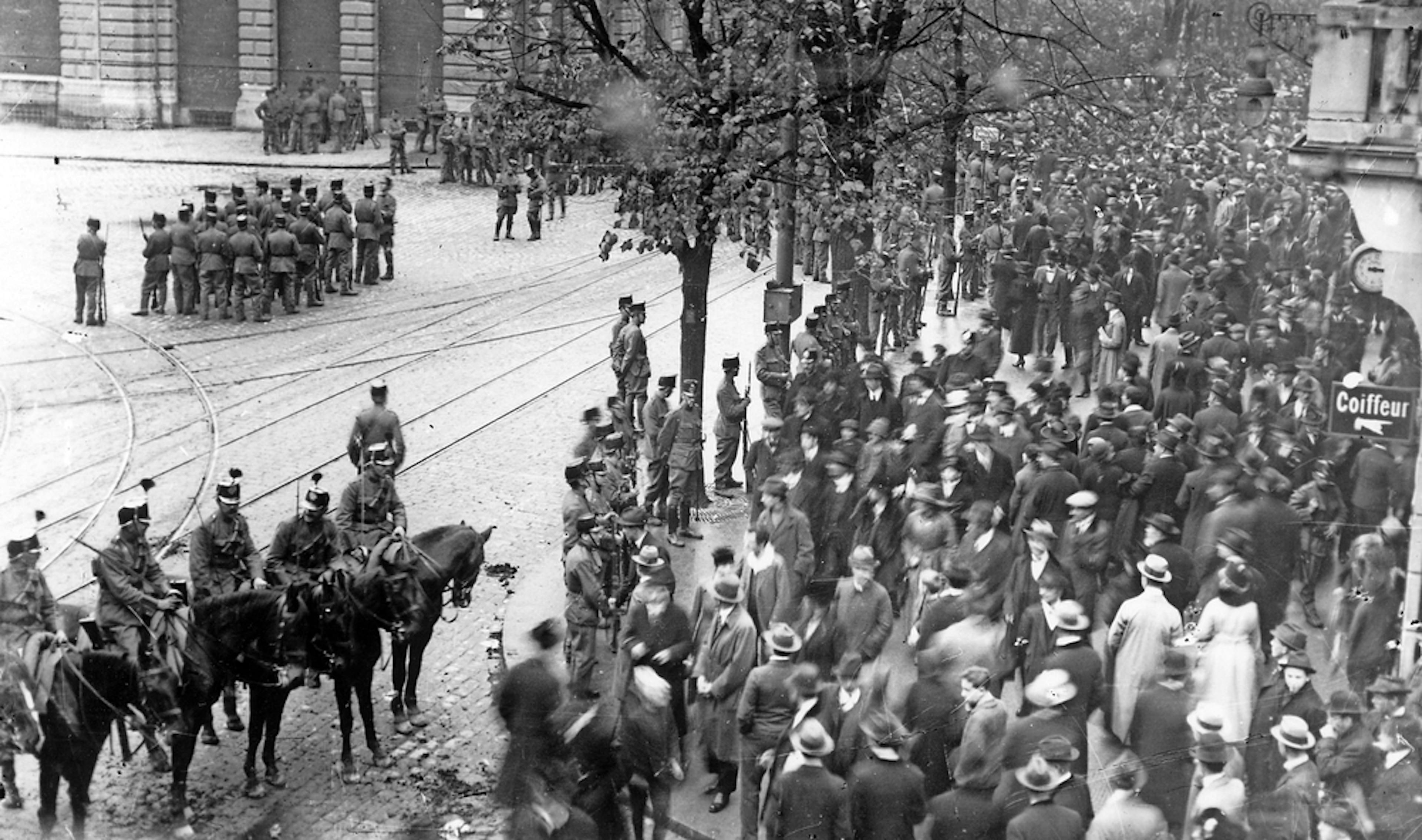 Occupation de la Paradeplatz à Zurich par l’armée, le 9 novembre 1918. Un soldat est tué par balle lors de la grève locale qui précède la grande grève générale. 