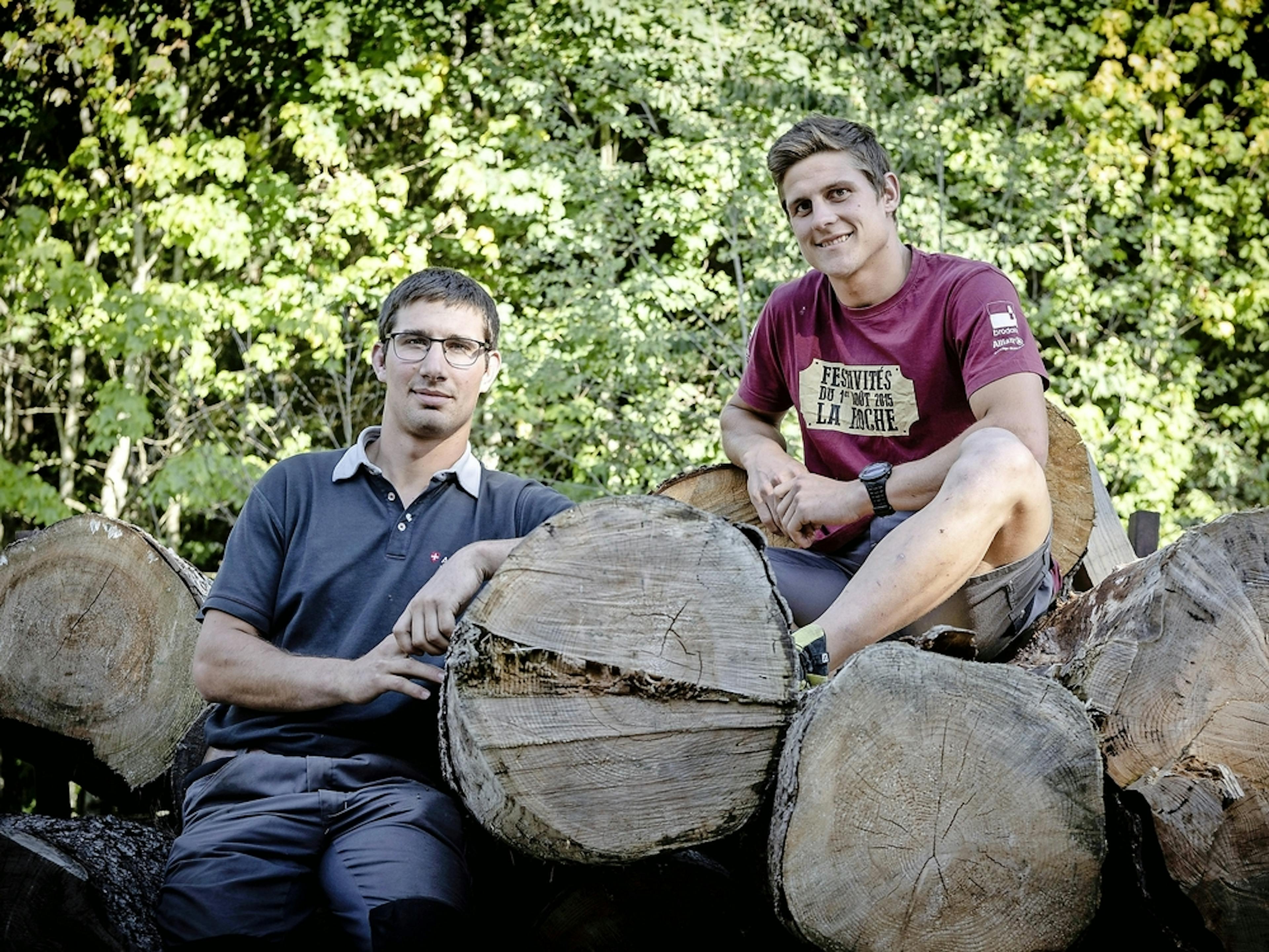 Entre le démontage de la place de fête du Giron des jeunesses gruériennes à Marsens et le montage de celle de la fête cantonale de lutte à Riaz, David (à gauche) et François Barras ont eu le temps de se retrouver autour de la ferme familiale à La Roche pour la séance photo. 