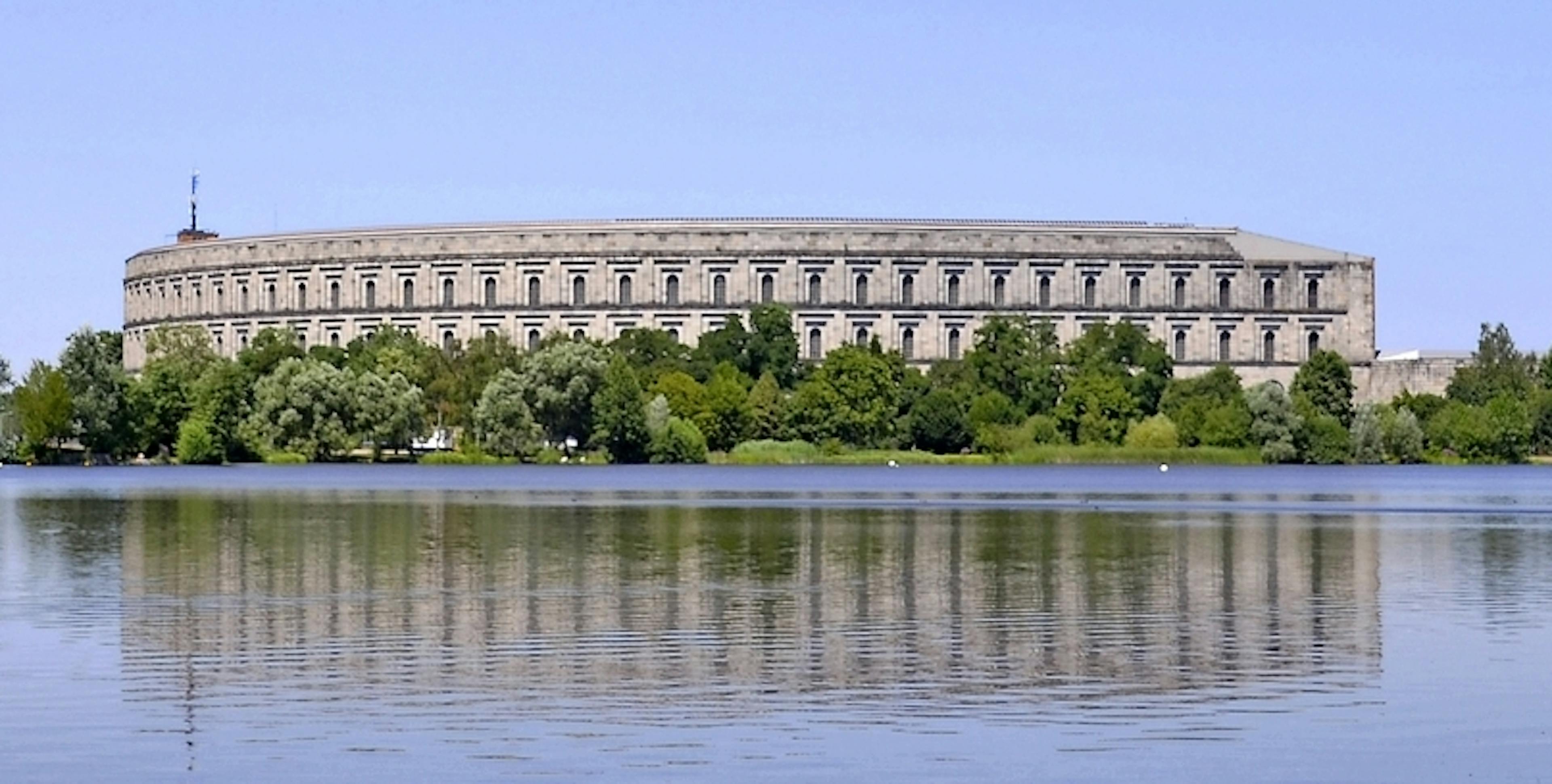 Le Reichsparteitagsgelände tombe lentement en ruine. 