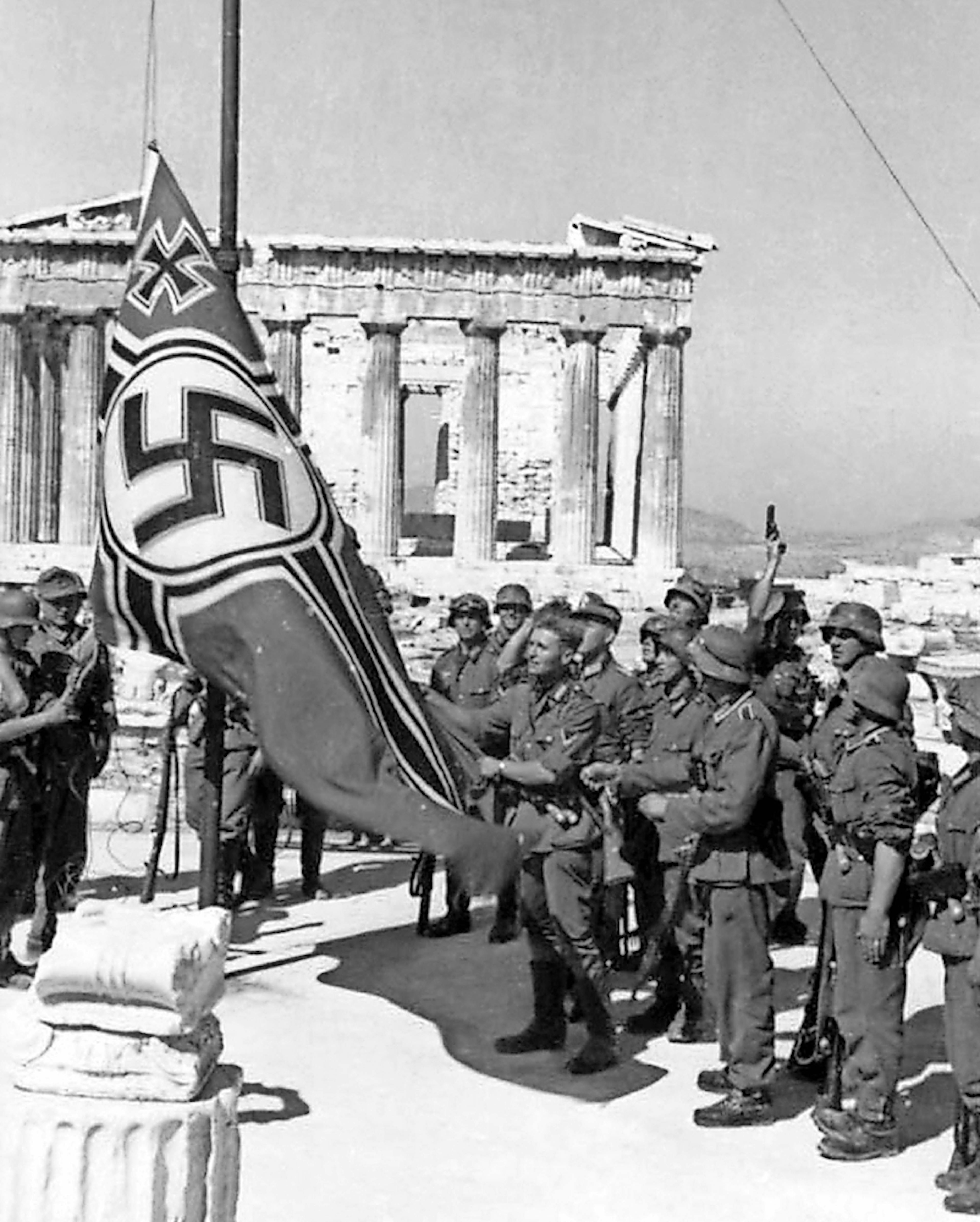 Soldats allemands hissant les couleurs devant le Parthénon, en 1941 sur l’Acropole, à Athènes. Une photo de propagande du IIIe Reich.