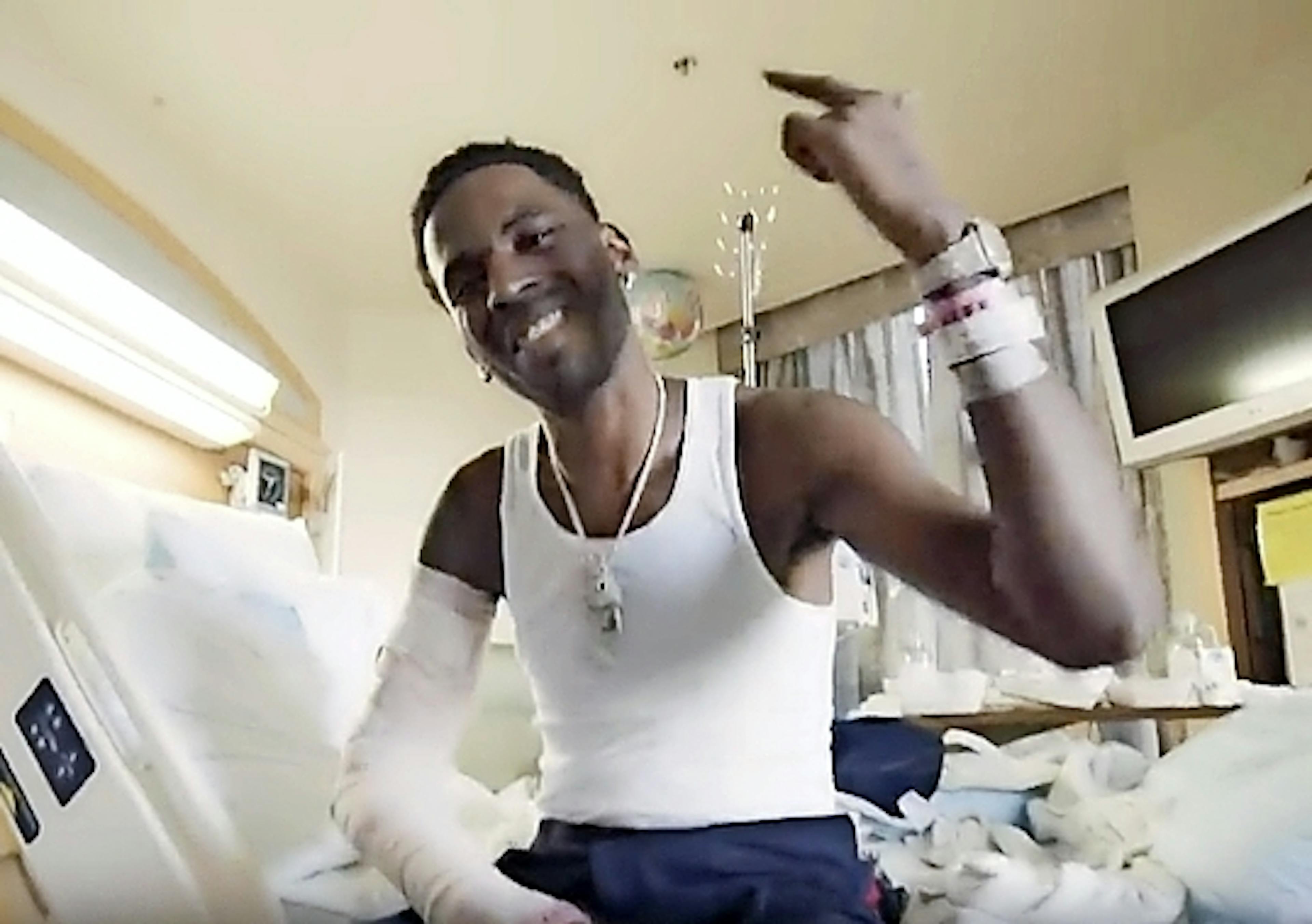 Young Dolph, blessé par balles, a tourné un clip à l’hôpital. 