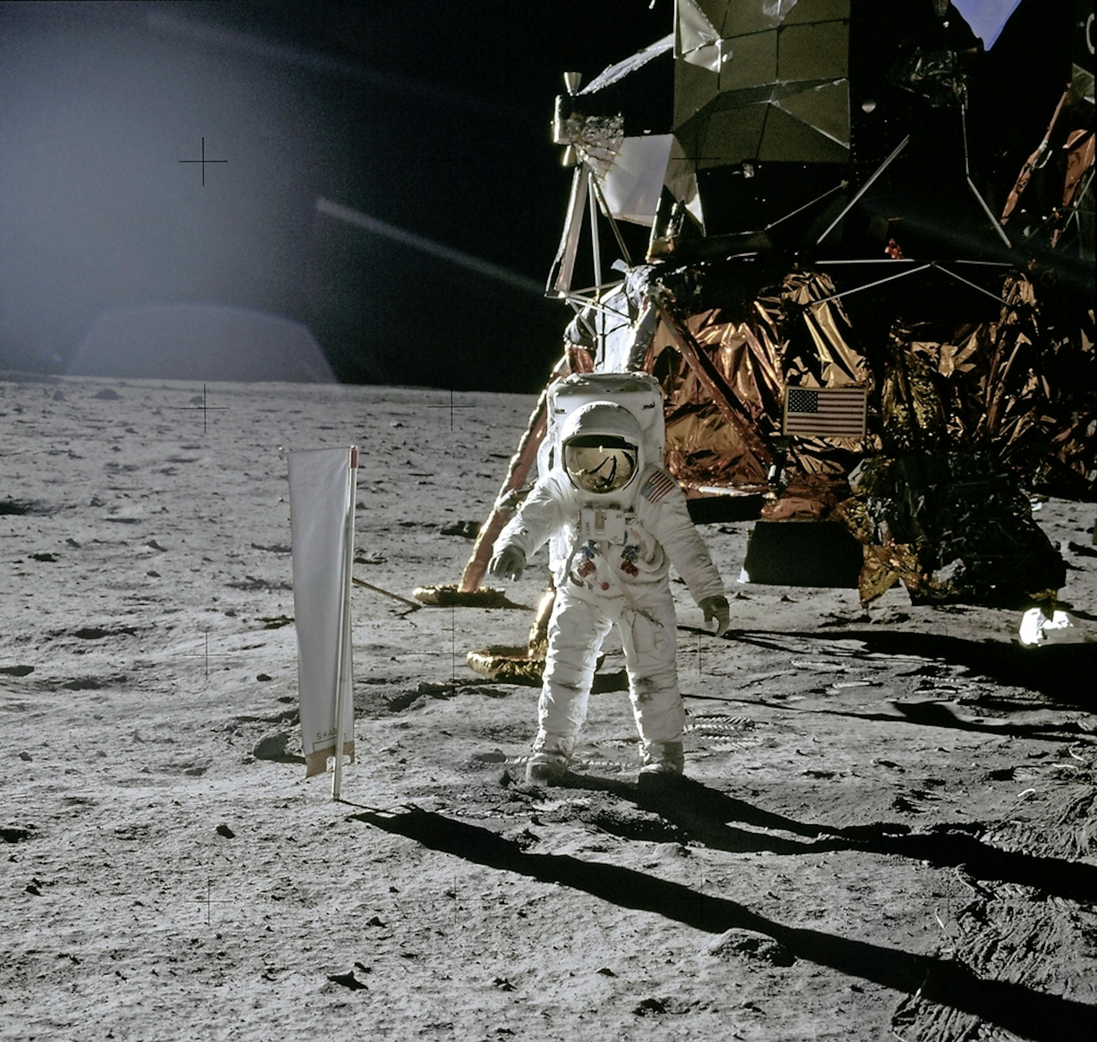 La voile solaire de l’Université de Berne, plantée dans la mer de la Tranquillité par Buzz Aldrin, lors de la mission Apollo 11. 