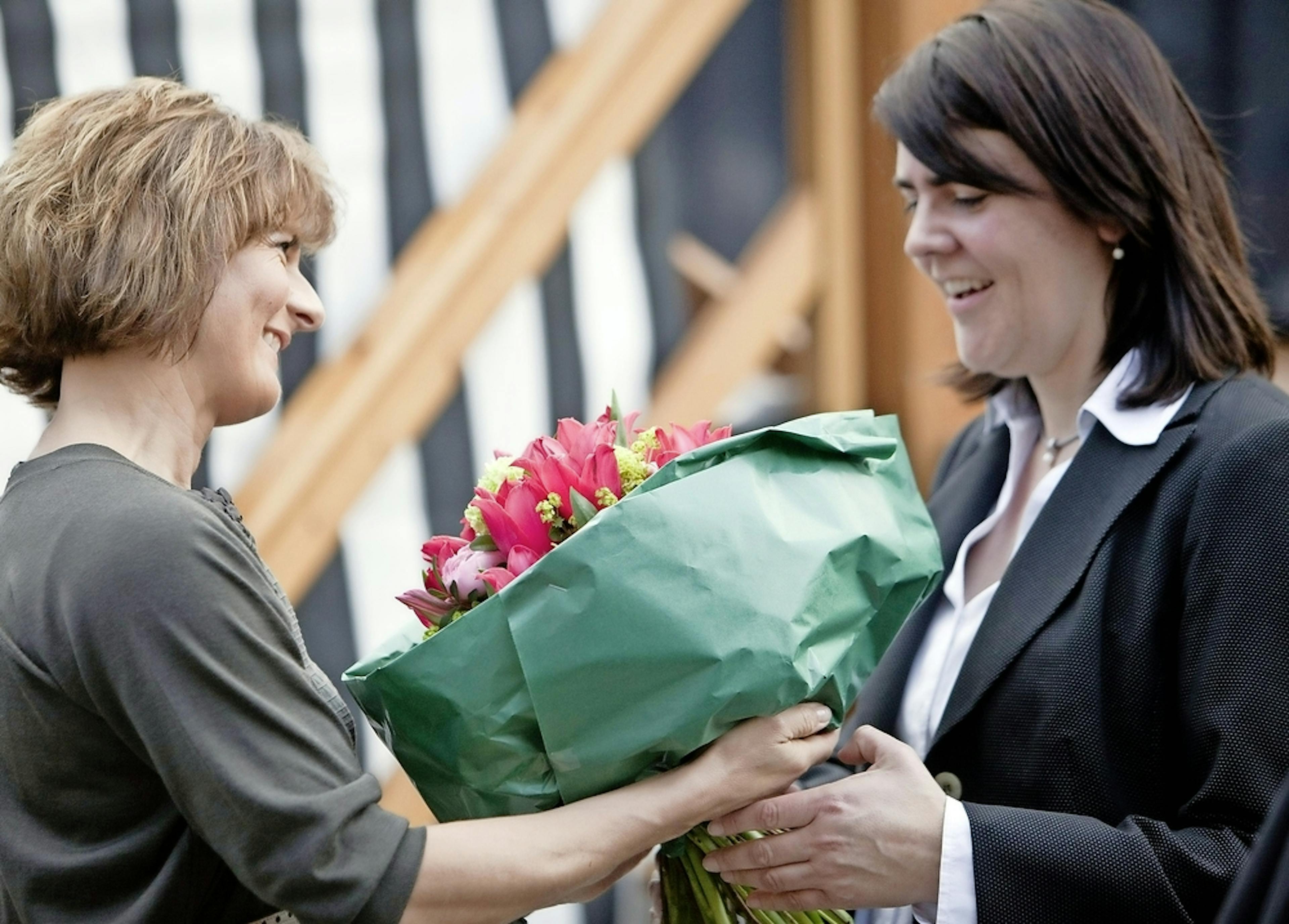 Lorsqu’une ancienne conseillère fédérale, Ruth Metzler (à g.), fleurit une future candidate au National, Antonia Fässler, en 2010 à la Landsgemeinde d’Appenzell. 