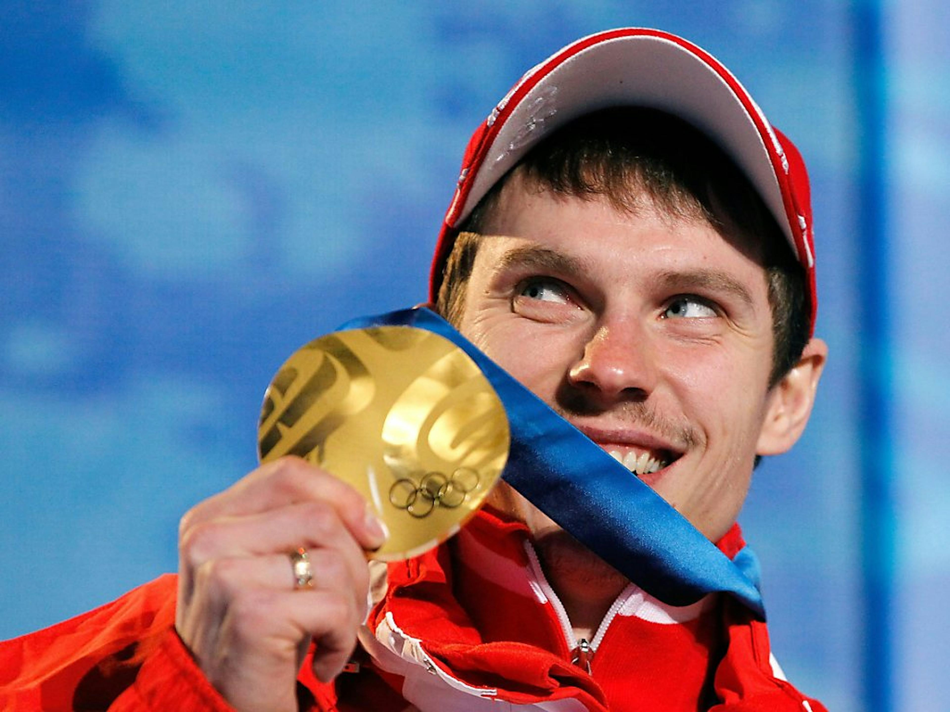 Evgeny Ustyugovdevra rendre sa médaille d'or du 15 km aux JO de Vancouver en 2010.