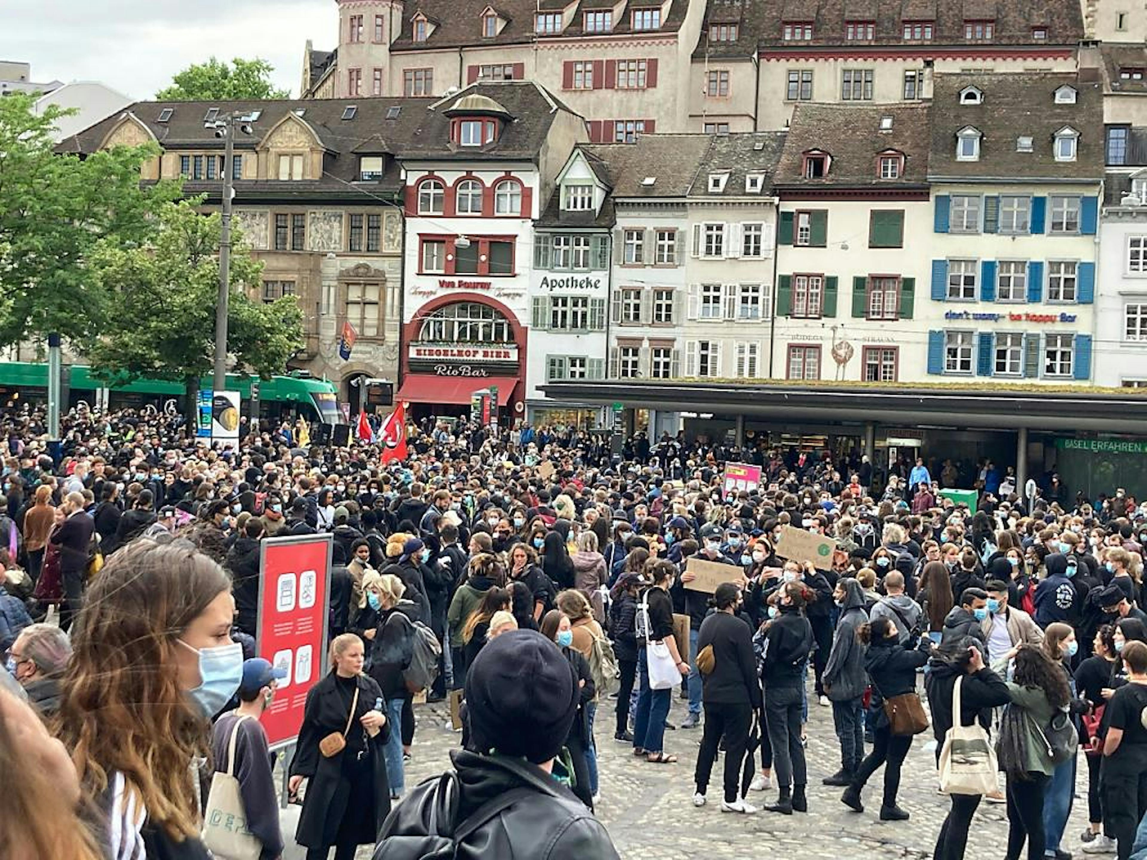 Près de 5000 personnes ont manifesté samedi à Bâle contre le racisme.