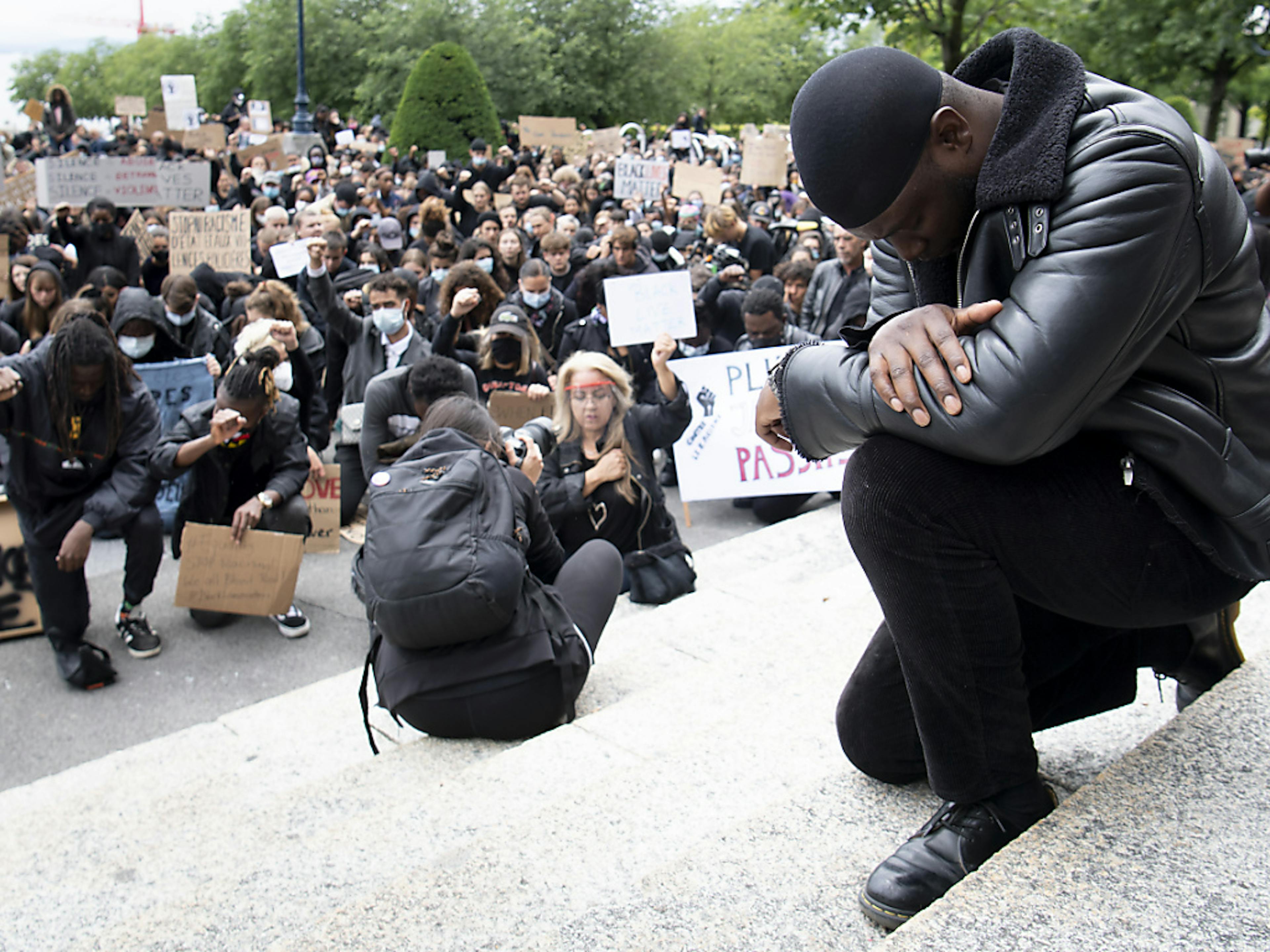 Les manifestants ont observé 8 minutes et 46 secondes de silence.