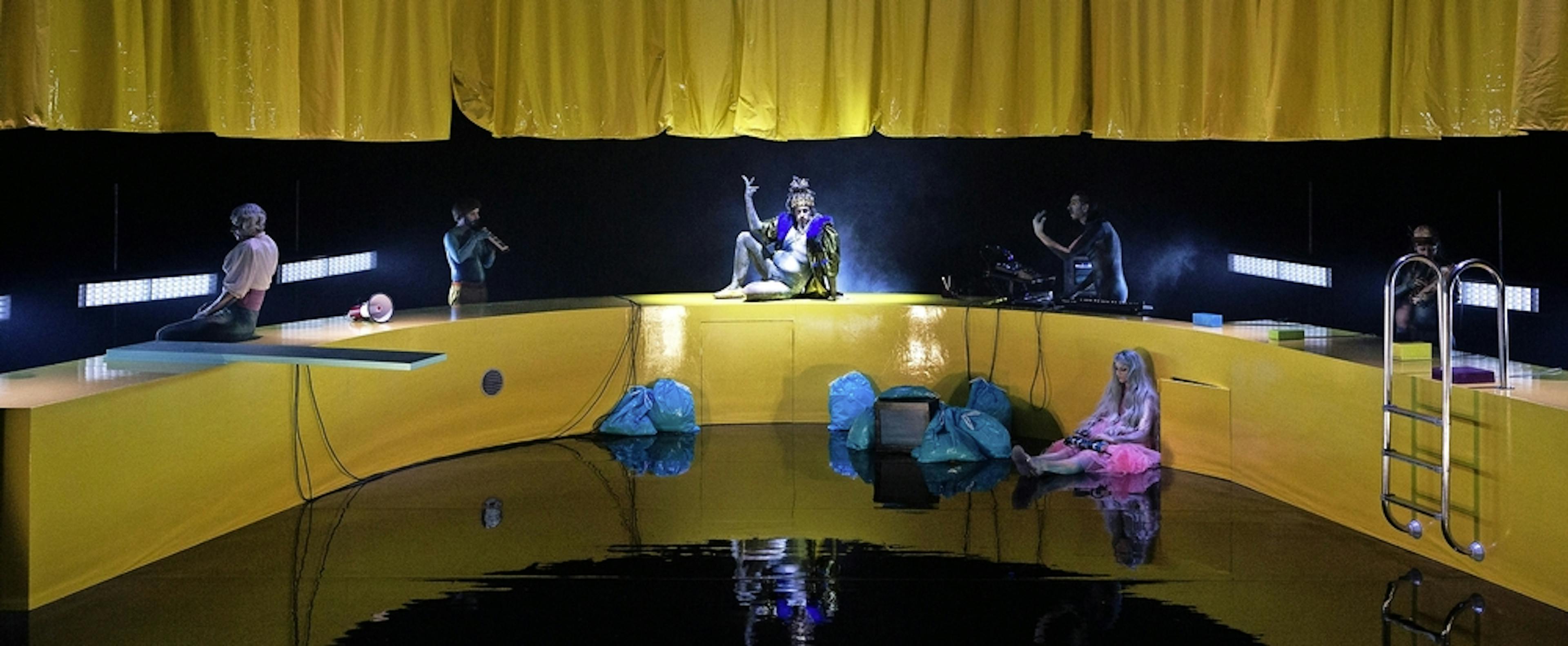 Un décor de piscine pour jouer avec la métaphore aquatique: Mélisande et Pelléas, d’après le Nouvel Opéra Fribourg. 