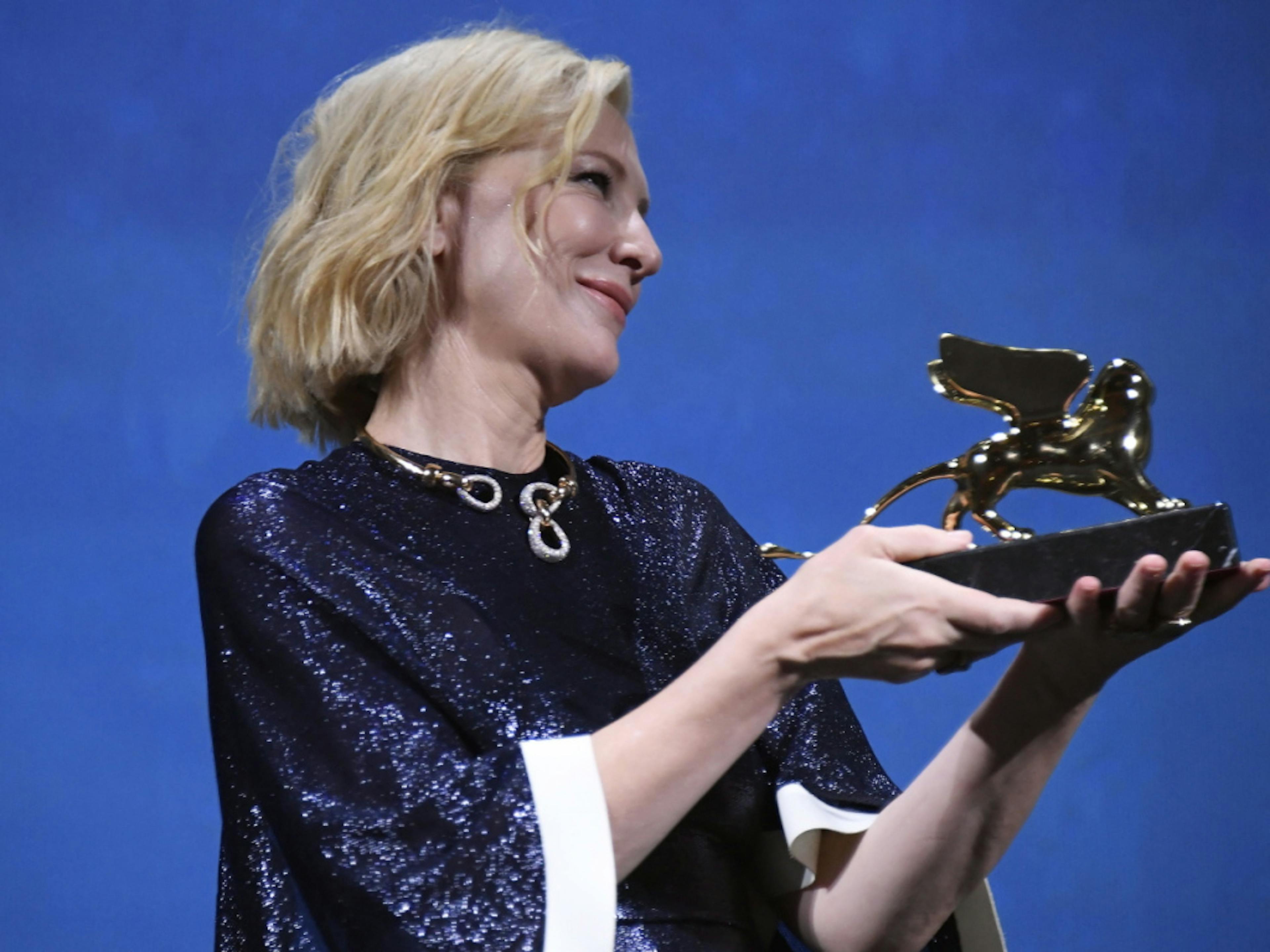 "Ces derniers mois, qui étaient comme des années, nous étions dans nos bulles, nourris d'images dans nos salons", a lancé la présidente du jury Cate Blanchett aux invités, tous masqués, rassemblés dans la salle de gala du Palais du cinéma.