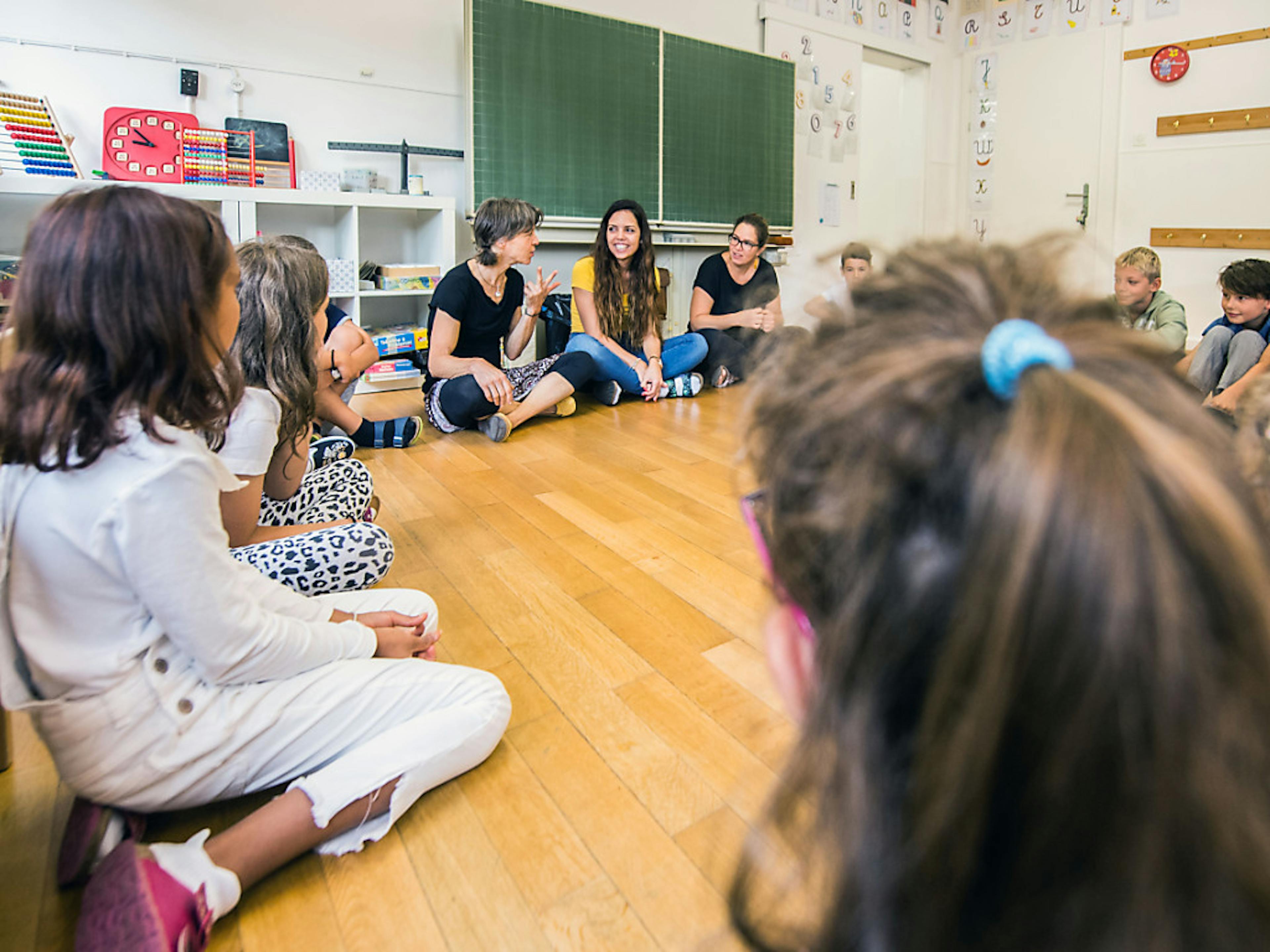 Les problèmes sociaux apparaissent de plus en plus tôt à l'école obligatoire, ont convenu plusieurs députés fribourgeois (archives).