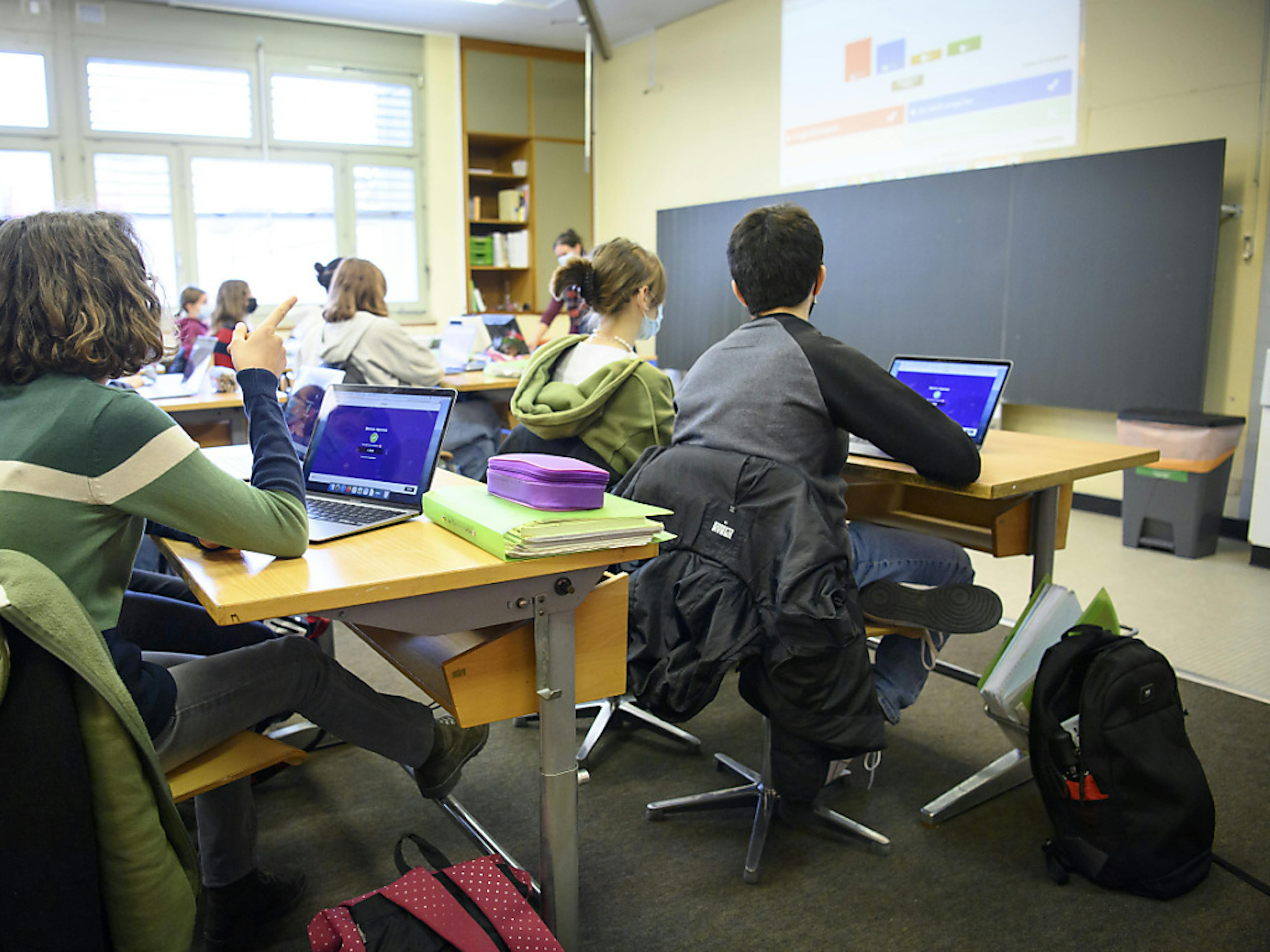 Le canton de Berne prend une nouvelle mesure à l'approche des fêtes de fin d'année pour lutter contre le Covid. Les vacances d'hiver commenceront trois jours plus tôt au niveau de l'école obligatoire (photo prétexte).