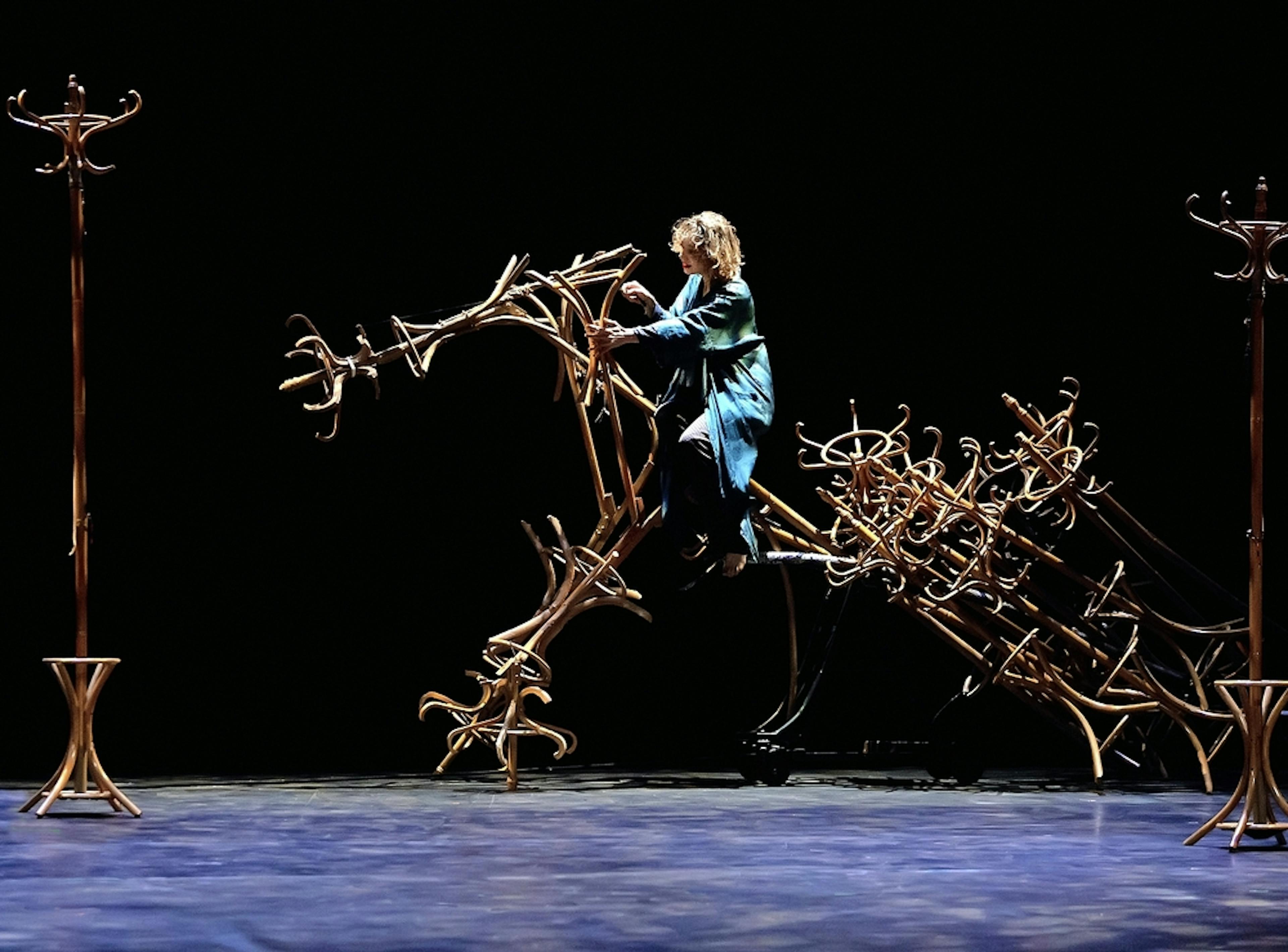 Dans Bells and Spells, Aurélia Thierrée est, entre autres personnages, une amazone montant un dinosaure en bois. 