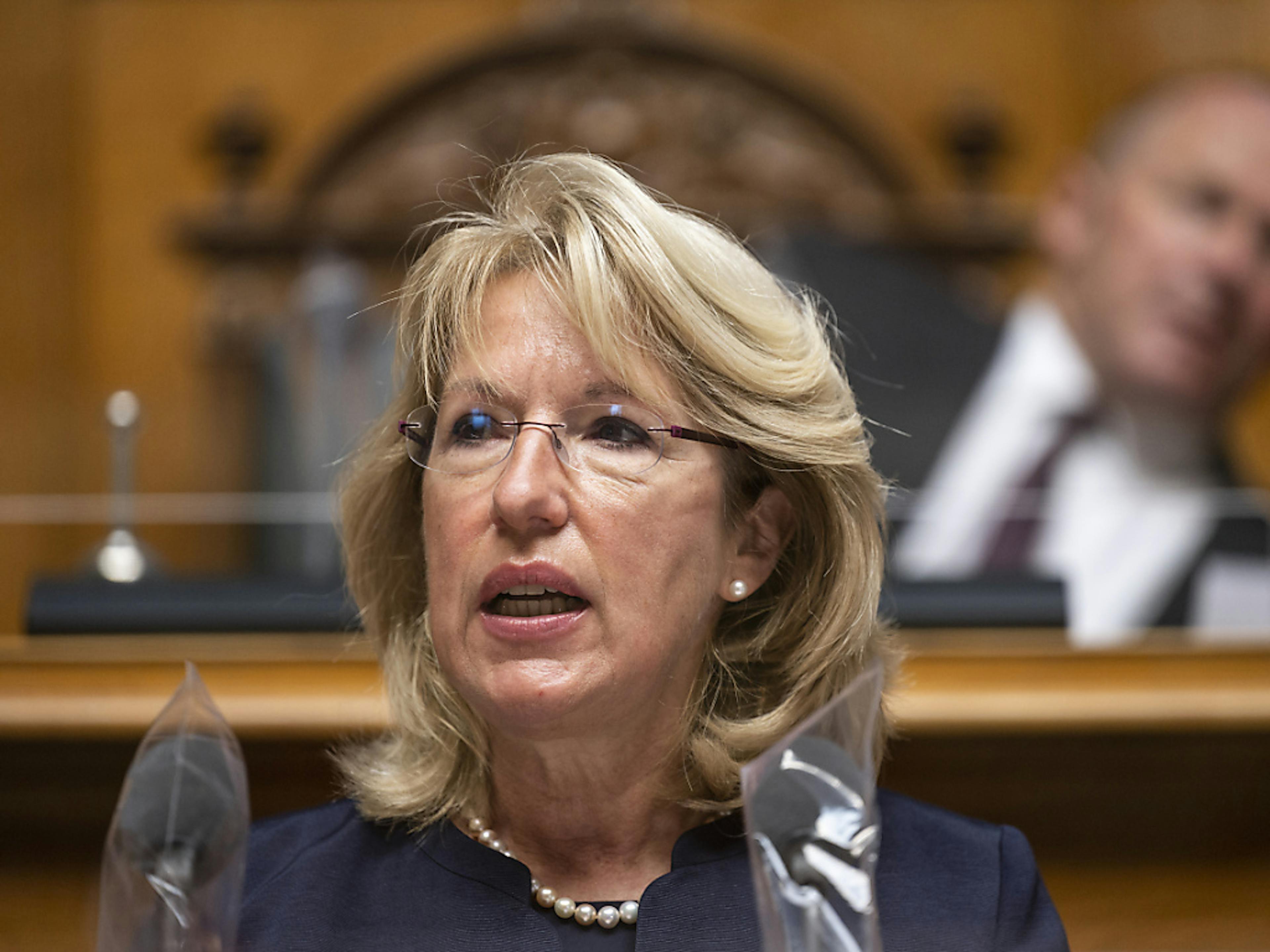 Après avoir été longtemps membre du gouvernement vaudois, Mme de Quattro souhaite désormais avoir plus de temps pour sa famille et le sport. Elle a aussi repris son activité d'avocate.