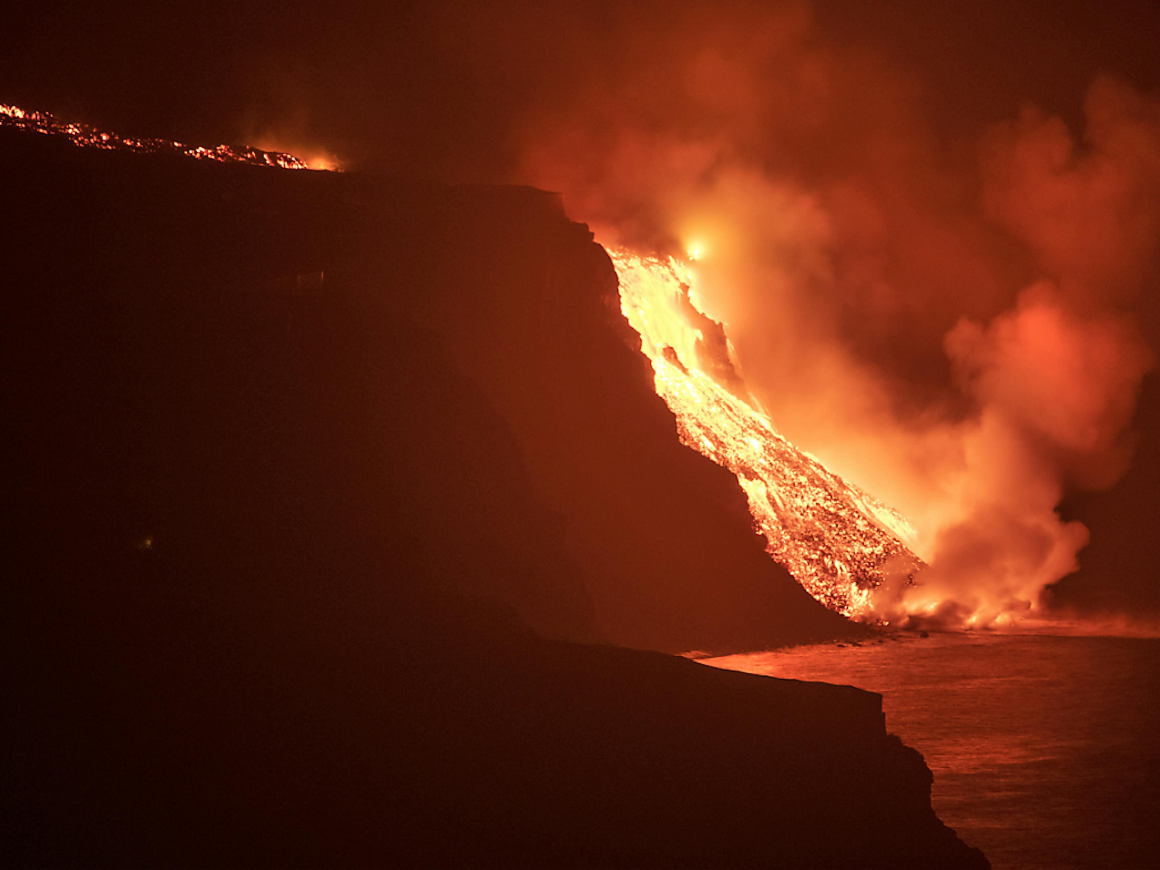 Depuis la nuit de mardi à mercredi, la coulée de lave du volcan Cumbre Vieja, dont l'éruption a débuté il y a dix jours, se déverse dans les eaux de l'océan Atlantique.