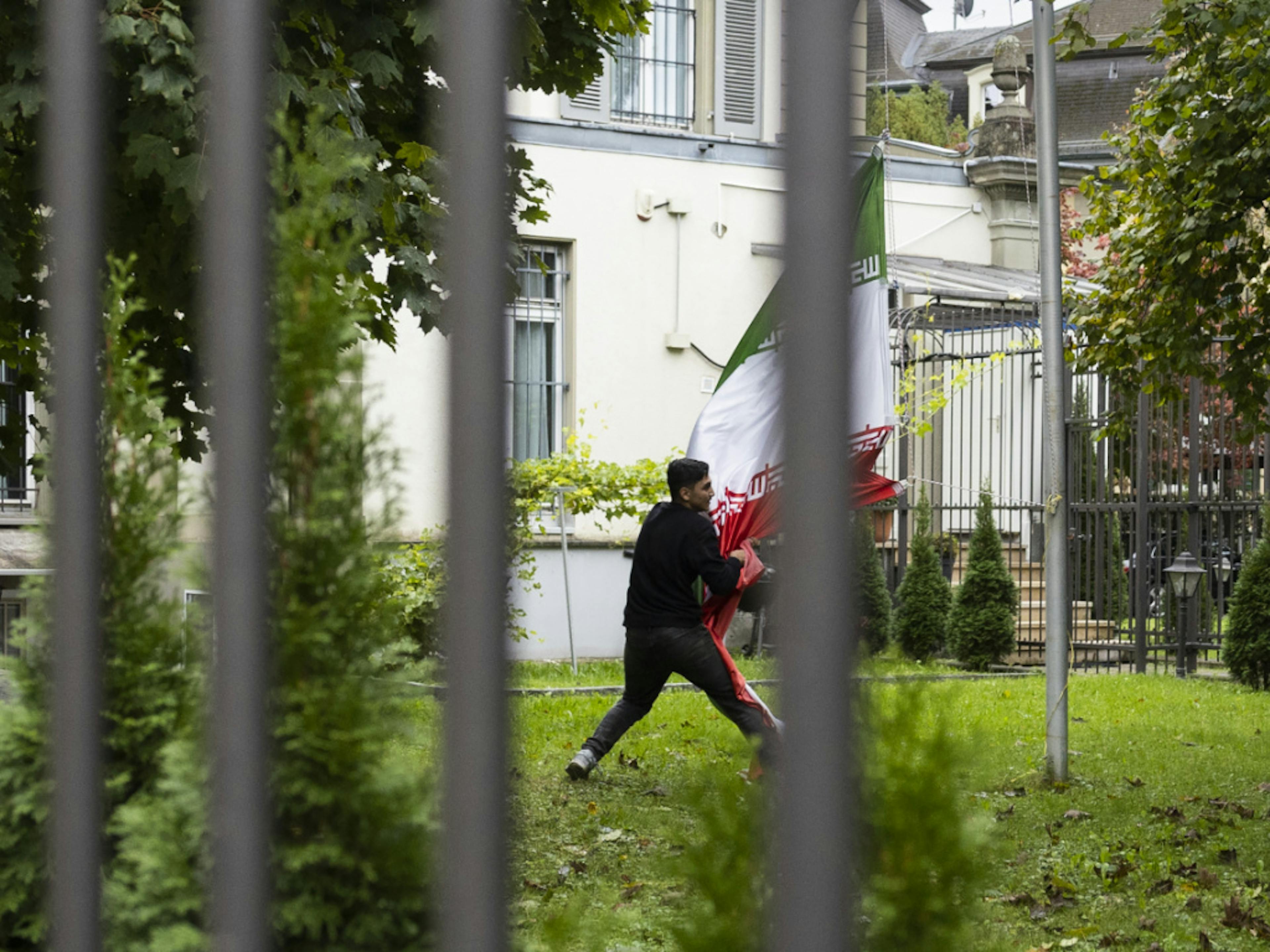 A Berne, un manifestant s'est introduit sur le site de l'ambassade d'Iran et a enlevé un drapeau de son mât, avant d'être interpelé par la police.