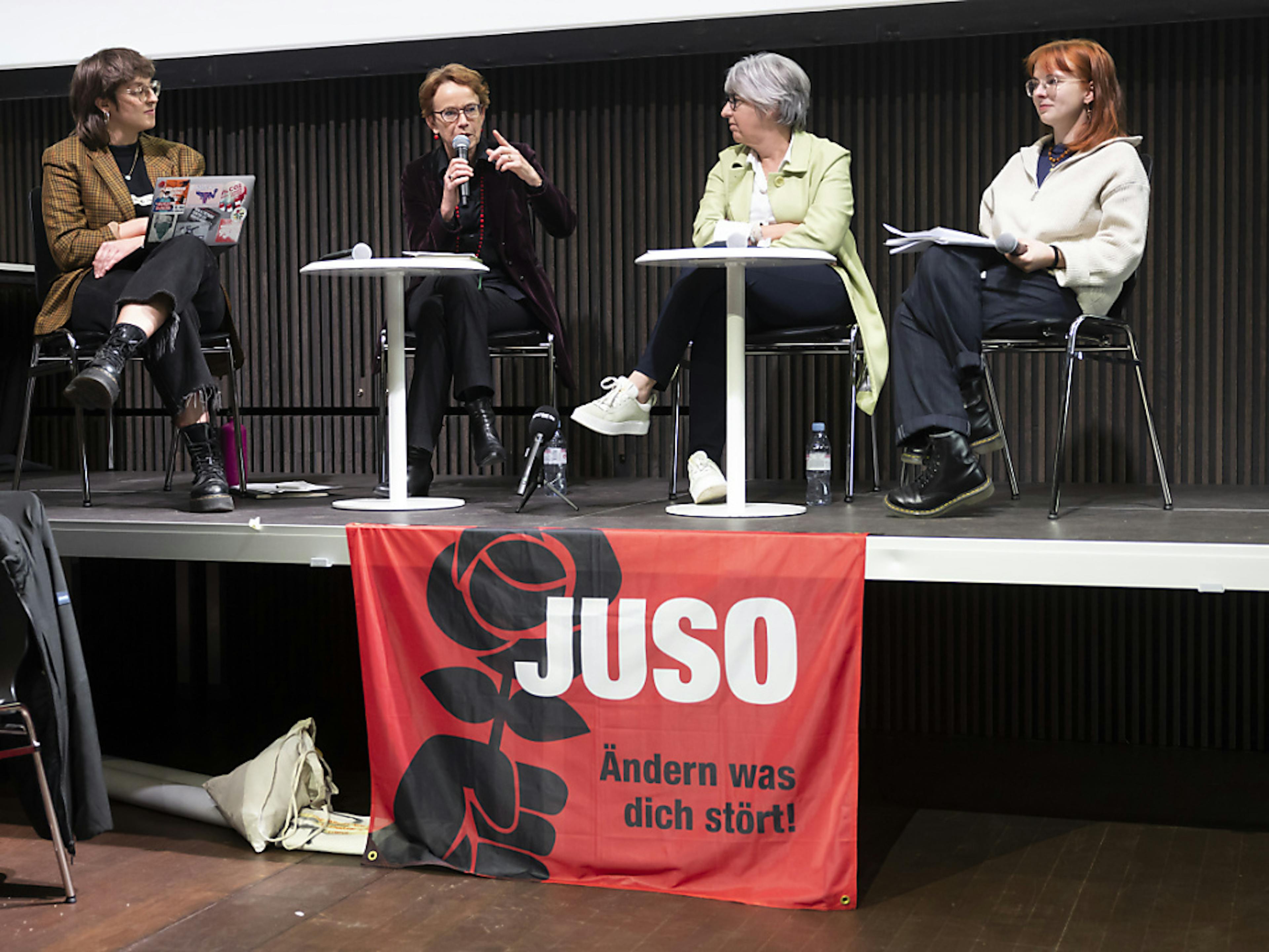 Lors de leur assemblée des délégués, les Jeunes socialistes ont notamment débattu avec deux candidates au Conseil fédéral, Eva Herzog (2e depuis la gauche) et Elisabeth Baume-Schneider (2e depuis la droite).