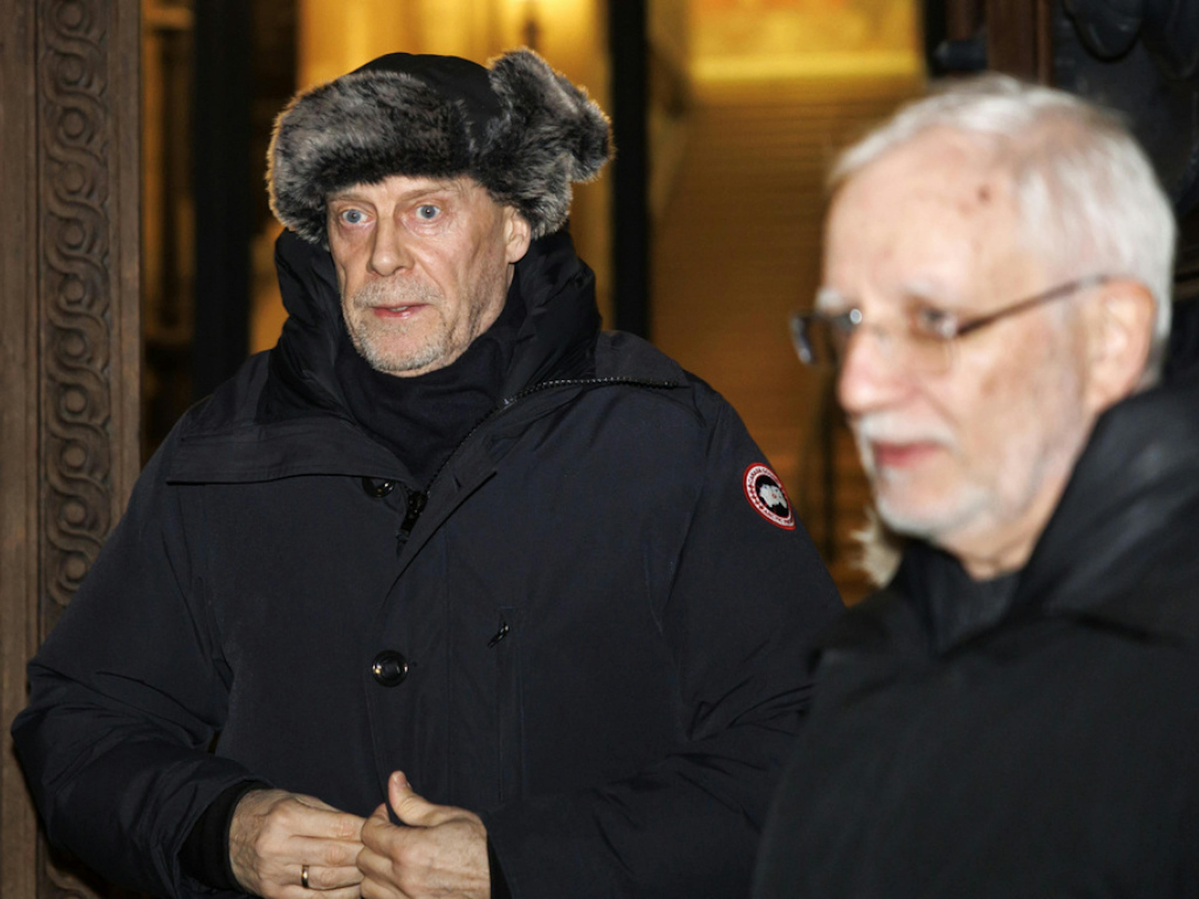 L'essayiste franco-suisse d'extrême droite Alain Soral (à gauche) et son avocat Pascal Junod (à droite) devant le Tribunal de police de l'arrondissement de Lausanne, vendredi à Montbenon.