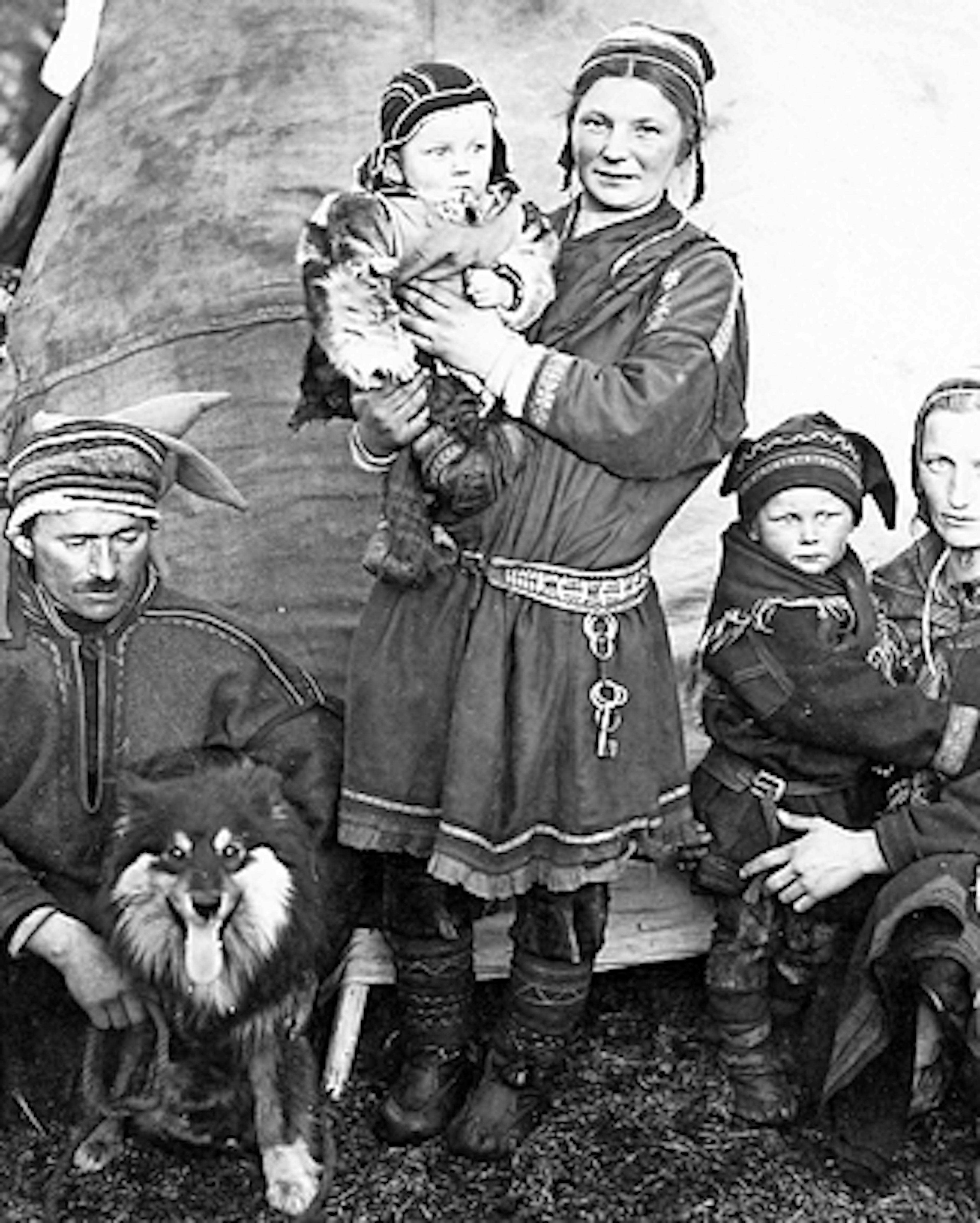 Famille de Samis en 1936. Les enfants avaient l’interdiction de parler la langue same. 