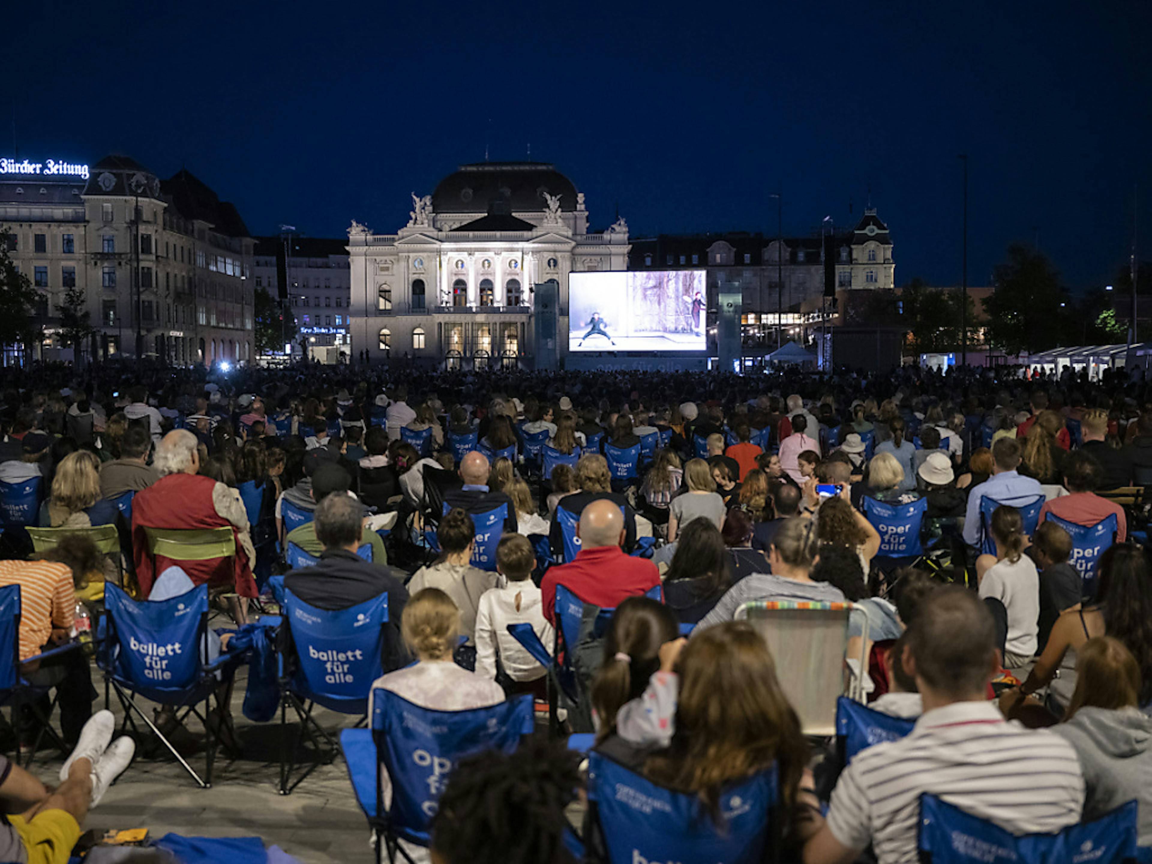 Des milliers de personnes ont assisté à la retransmission en direct du ballet "La Belle au bois dormant" de Christian Spucks Ballett "Dornröschen" sur la Sechseläutenplatz.