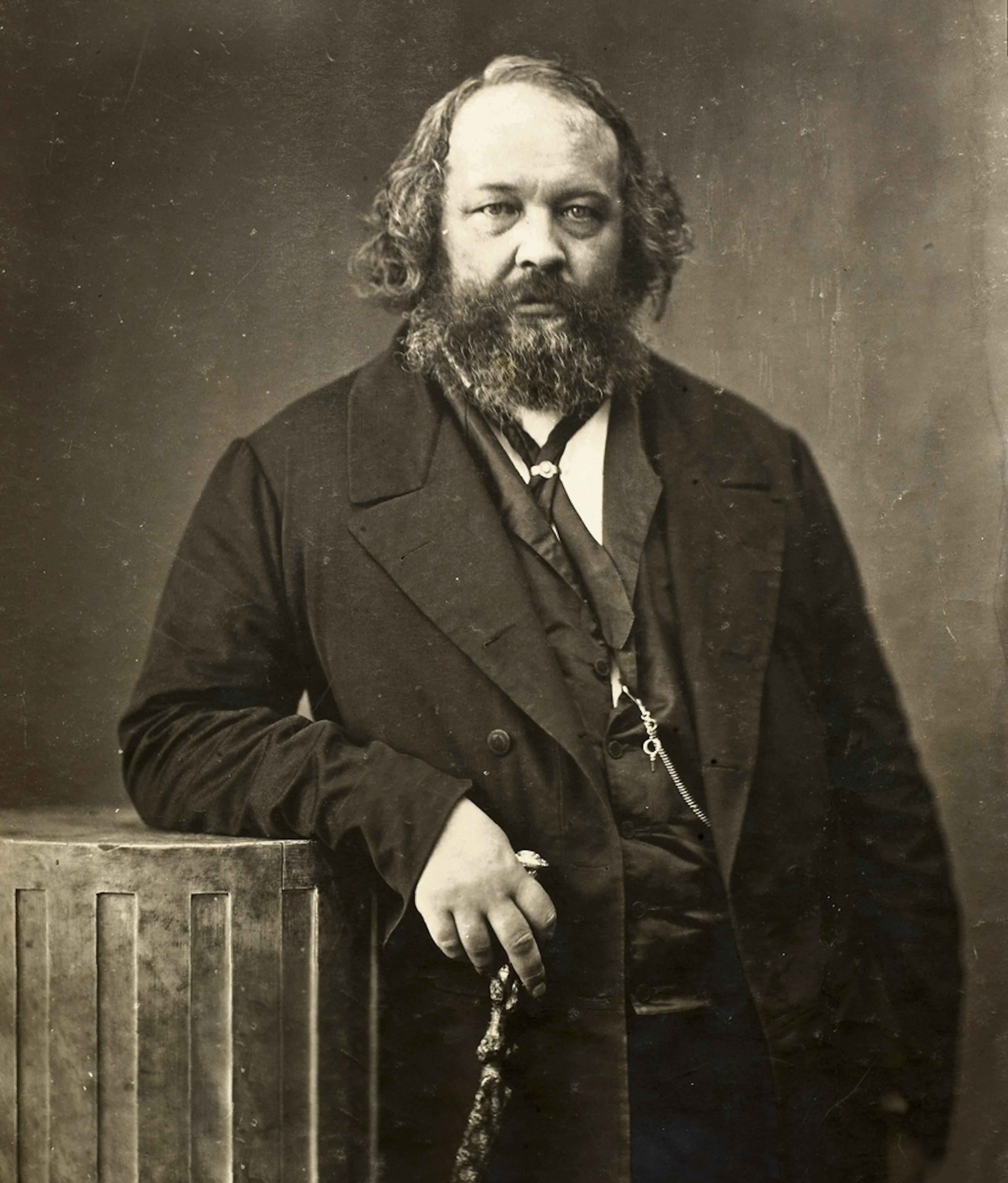 Le révolutionnaire russe et théoricien anarchiste Michel Bakounine, photographié vers 1860 par Nadar. 