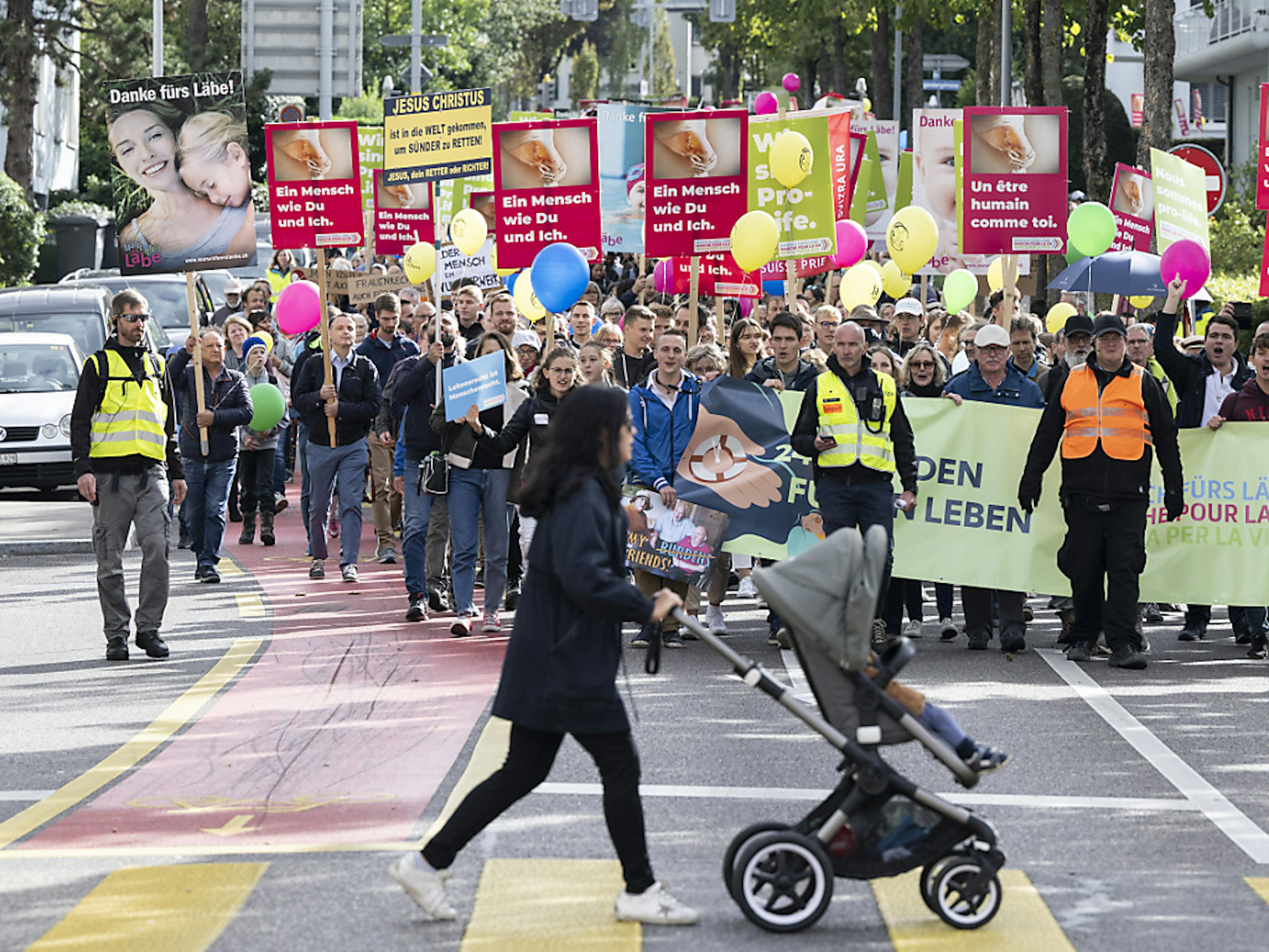 Les opposants à l'avortement ont défilé pacifiquement à travers le 11e arrondissement de Zurich.