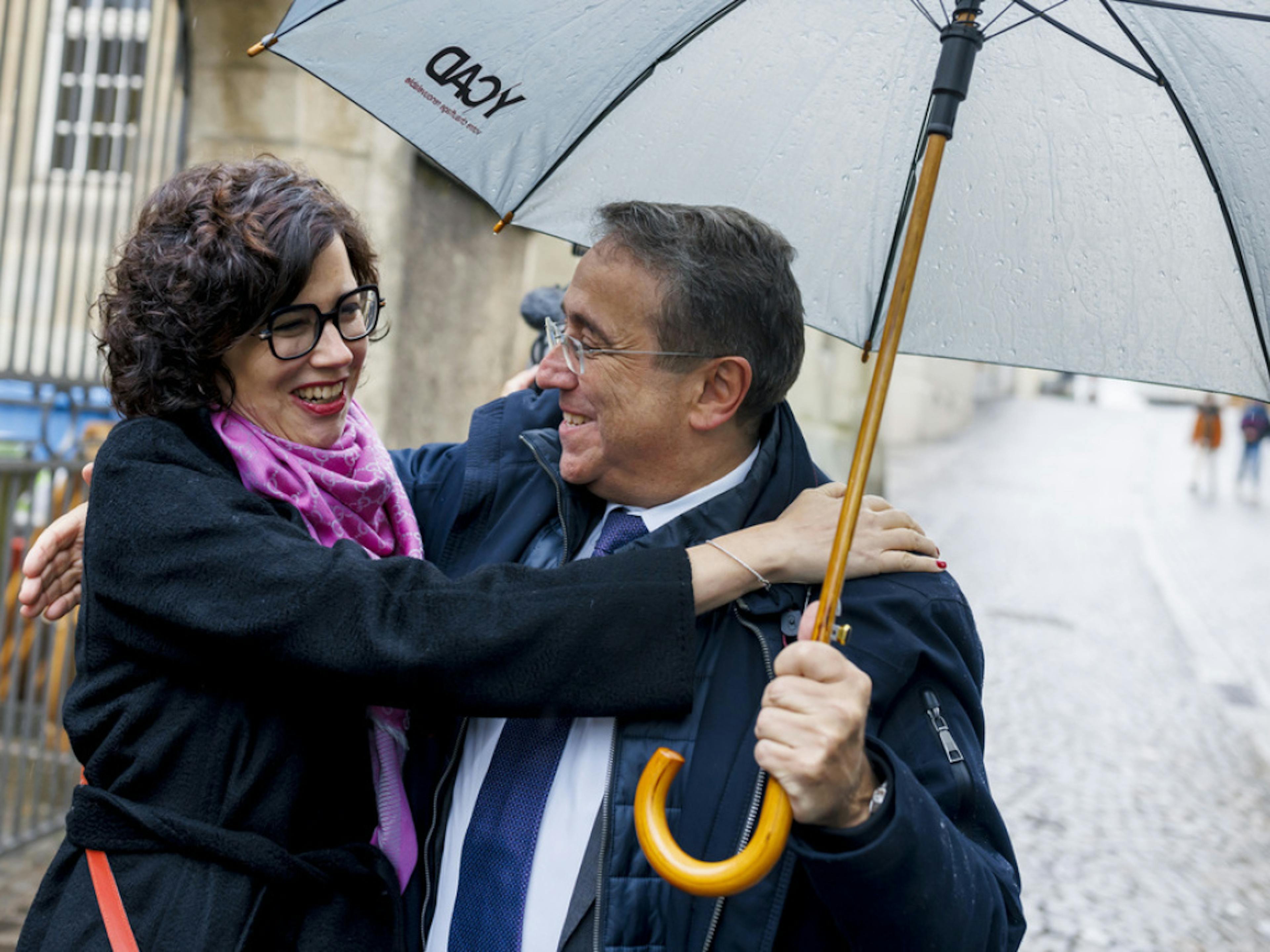 Pascal Broulis a décroché dimanche le second siège vaudois au Conseil des Etats, félicité ici à Lausanne par la présidente du gouvernement vaudois Christelle Luisier.