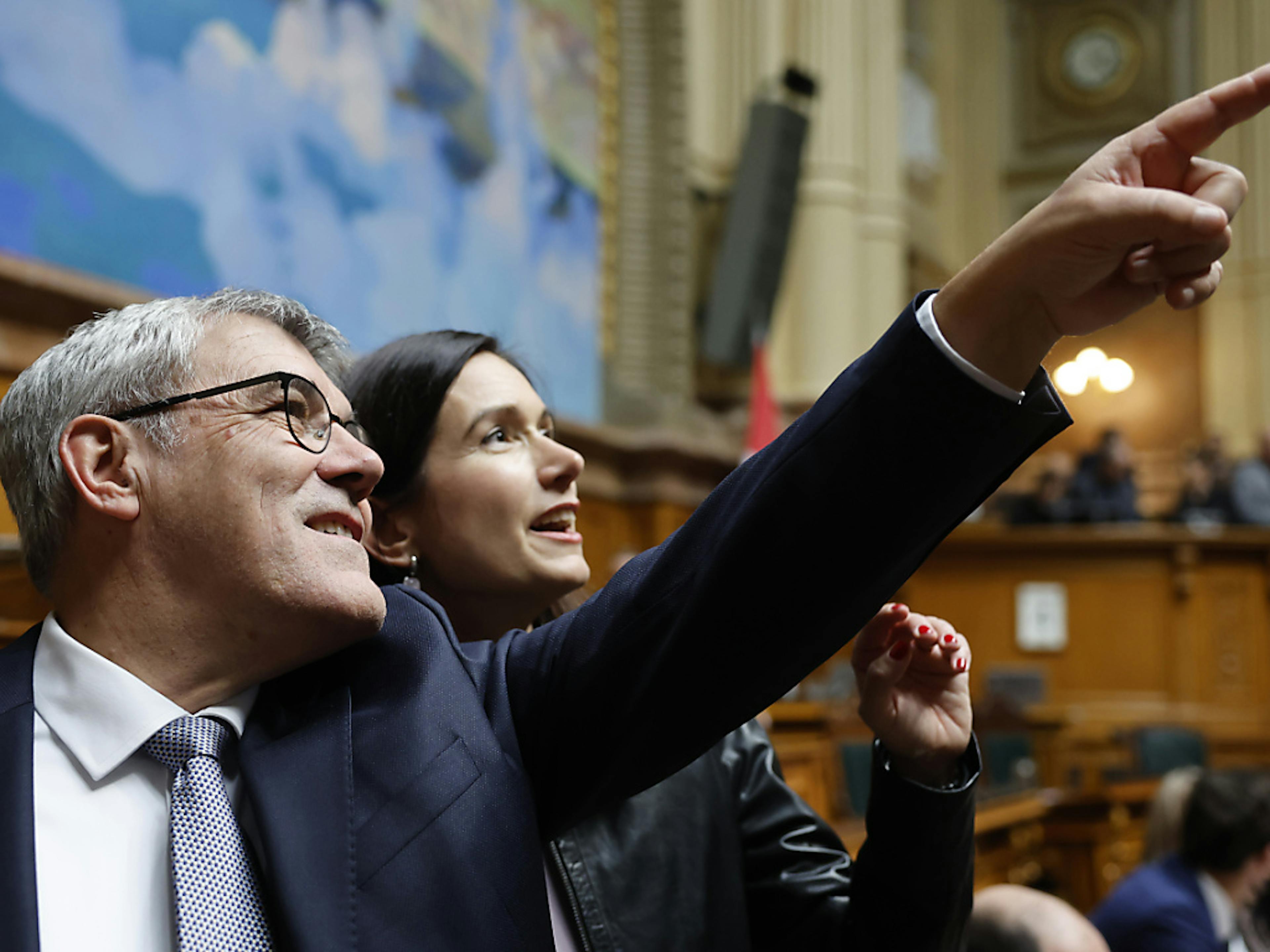 Le nouveau président du Conseil national Eric Nussbaumer (PS/BL) peu avant l'ouverture de la nouvelle législature lundi à Berne. Il est en compagnie de la première vice-présidente Maja Riniker (PLR/AG).