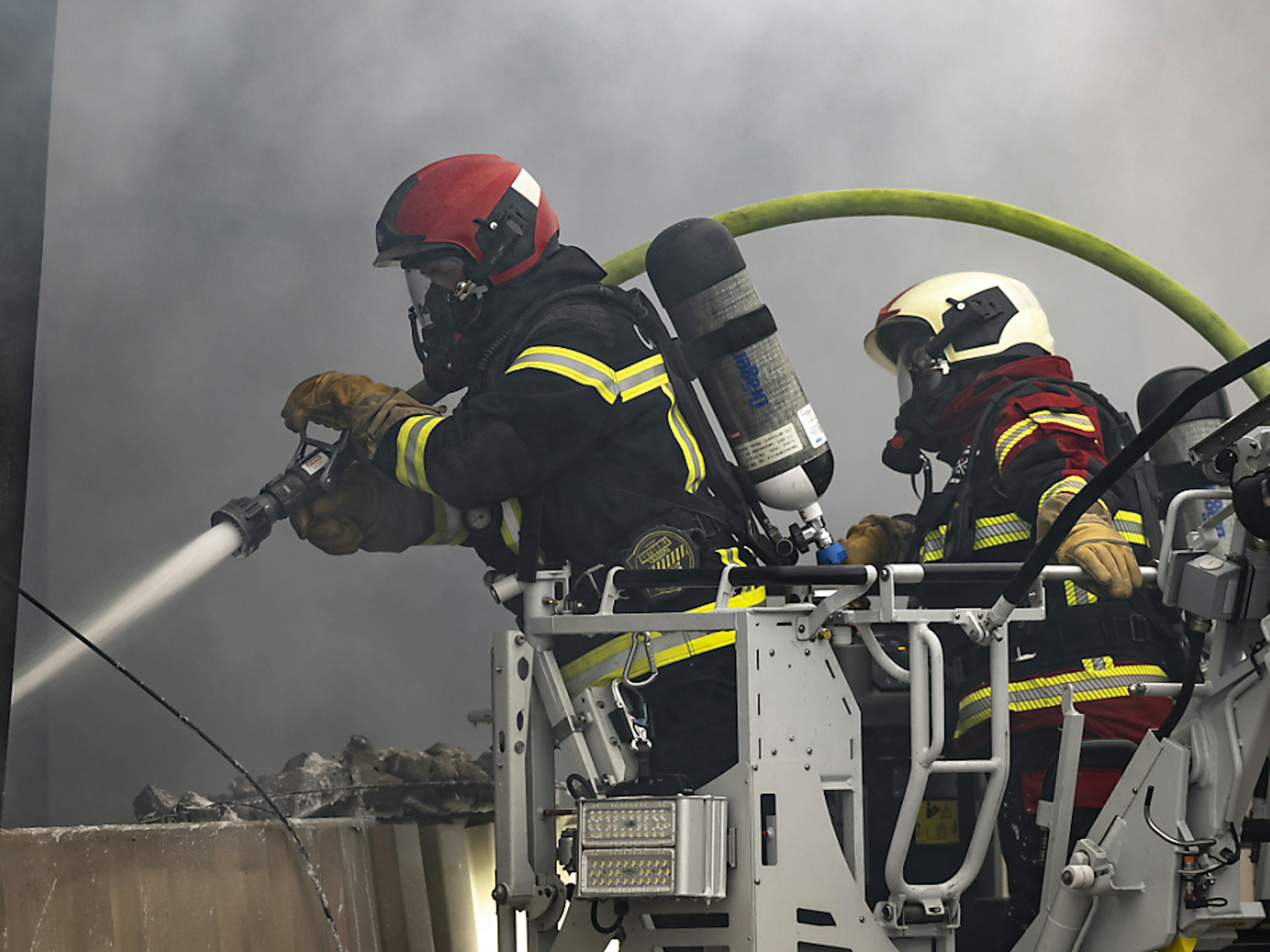 Jusqu'à 200 pompiers sont intervenus pour circonscrire l'incendie de l'entrepôt sis à Vuisternens-en-Ogoz.