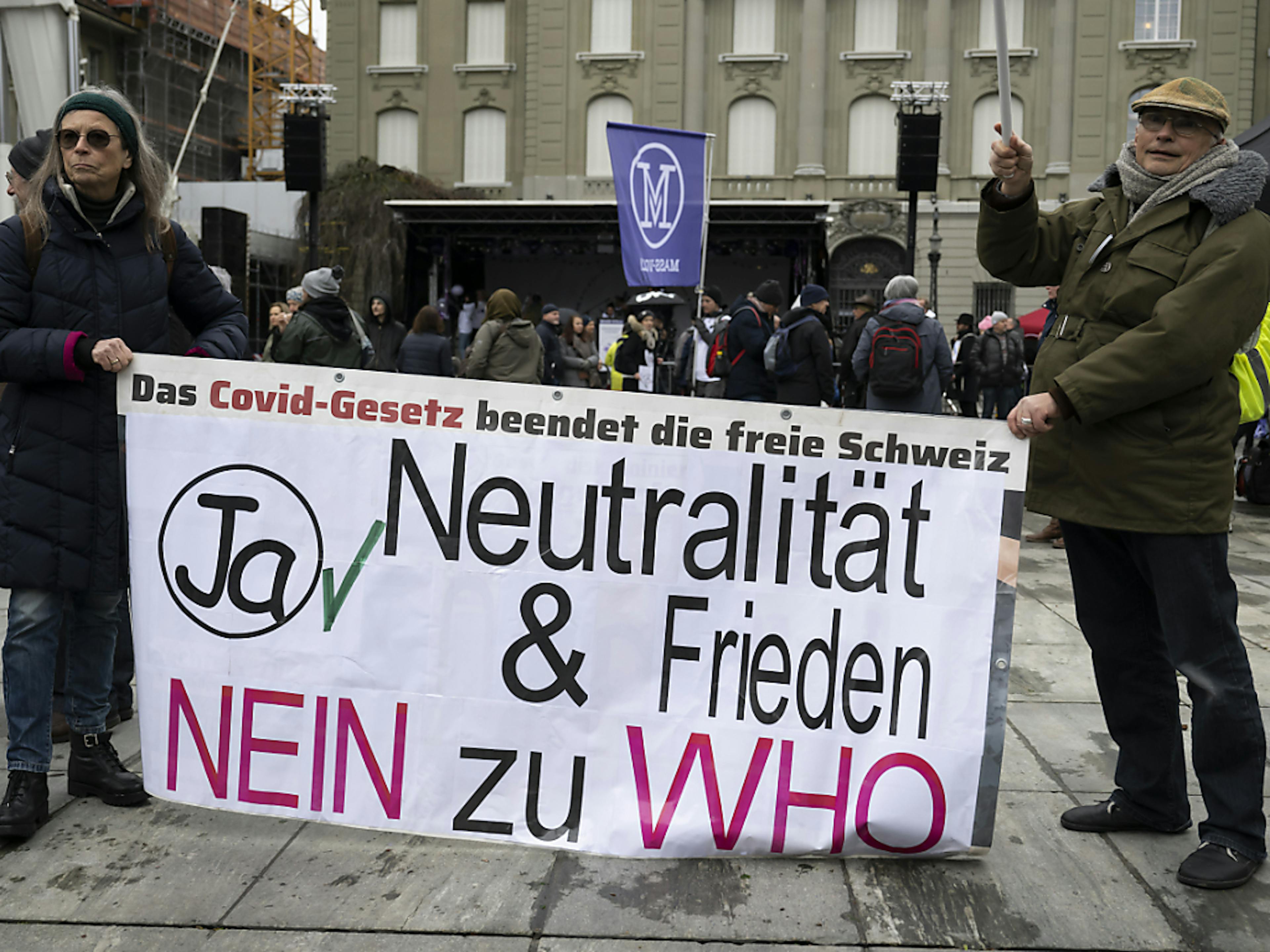 De 2000 à 3000 personnes ont manifesté samedi à Berne pour la paix en Ukraine, à l'appel de "Mass-Voll", un mouvement qui s'est illustré contre la politique anti-Covid du Conseil fédéral pendant la pandémie.