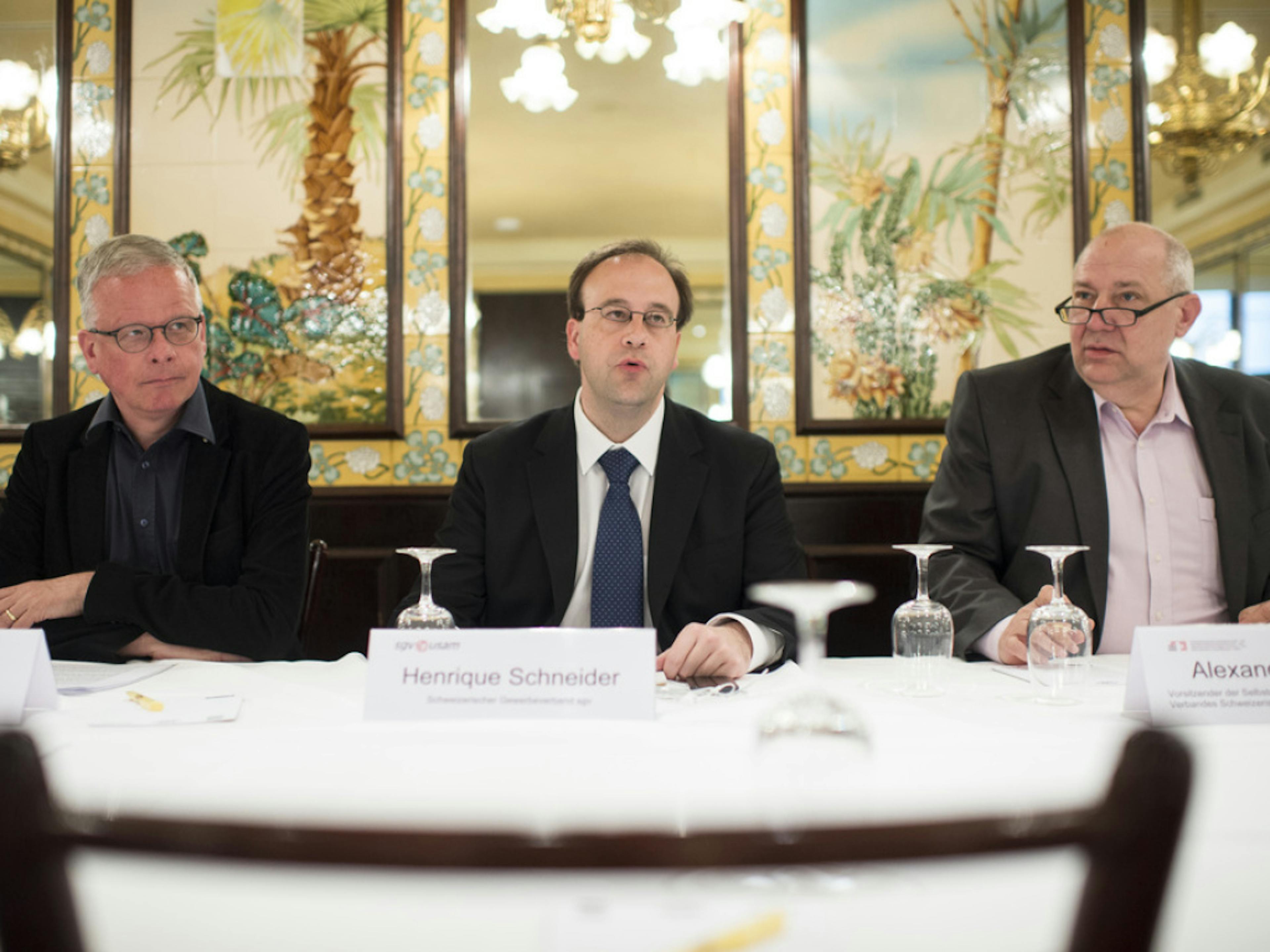 Henrique Schneider (au centre) est confronté à des accusations de plagiat et de tromperie. (archives)