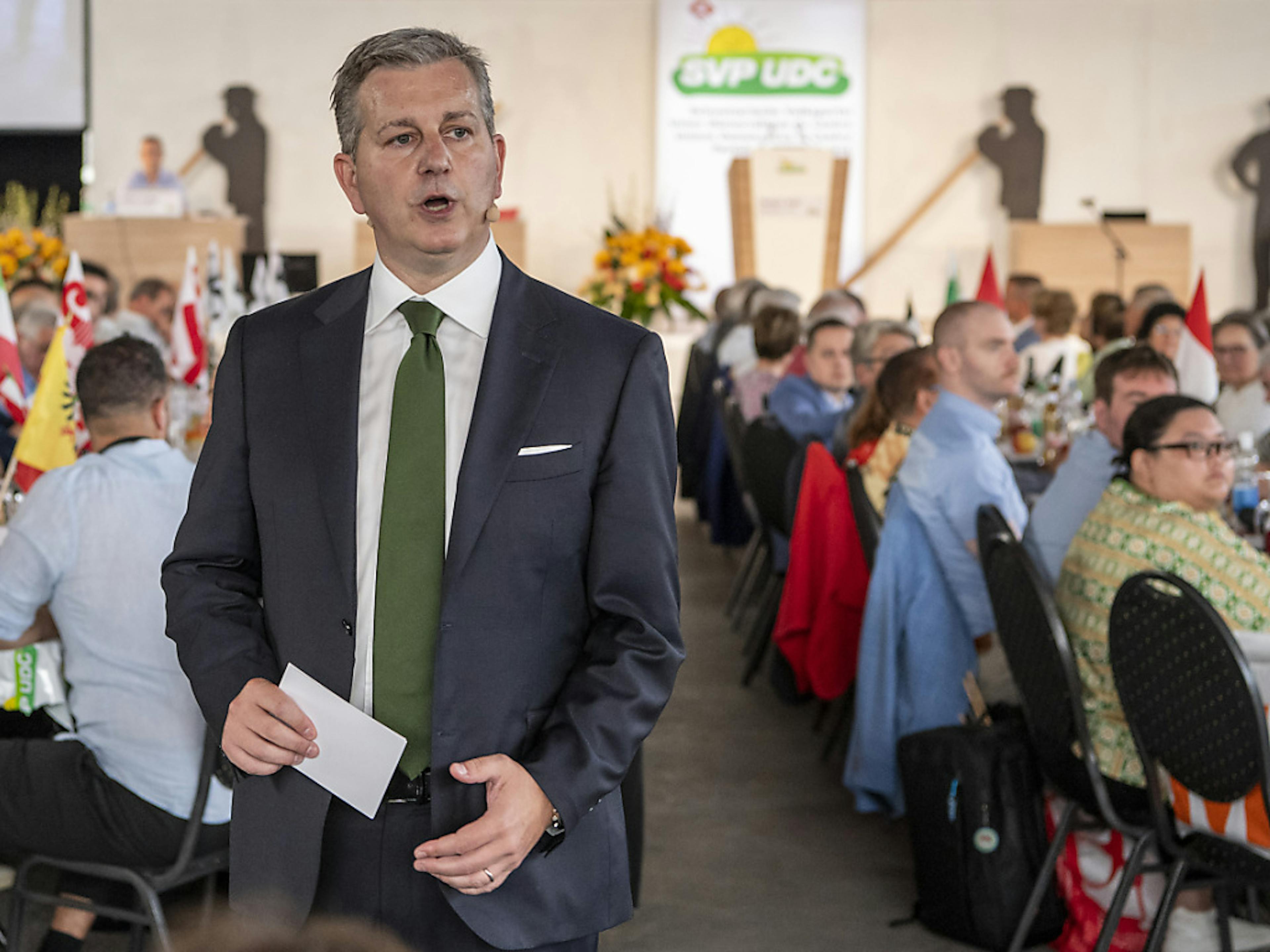 Durant son discours samedi à Küssnacht am Rigi (SZ), le président de l'UDC Marco Chiesa s'est mélangé à l'assemblée pour dénoncer la politique des autres partis en matière d'asile et attaquer la conseillère fédérale Elisabeth Baume-Schneider.