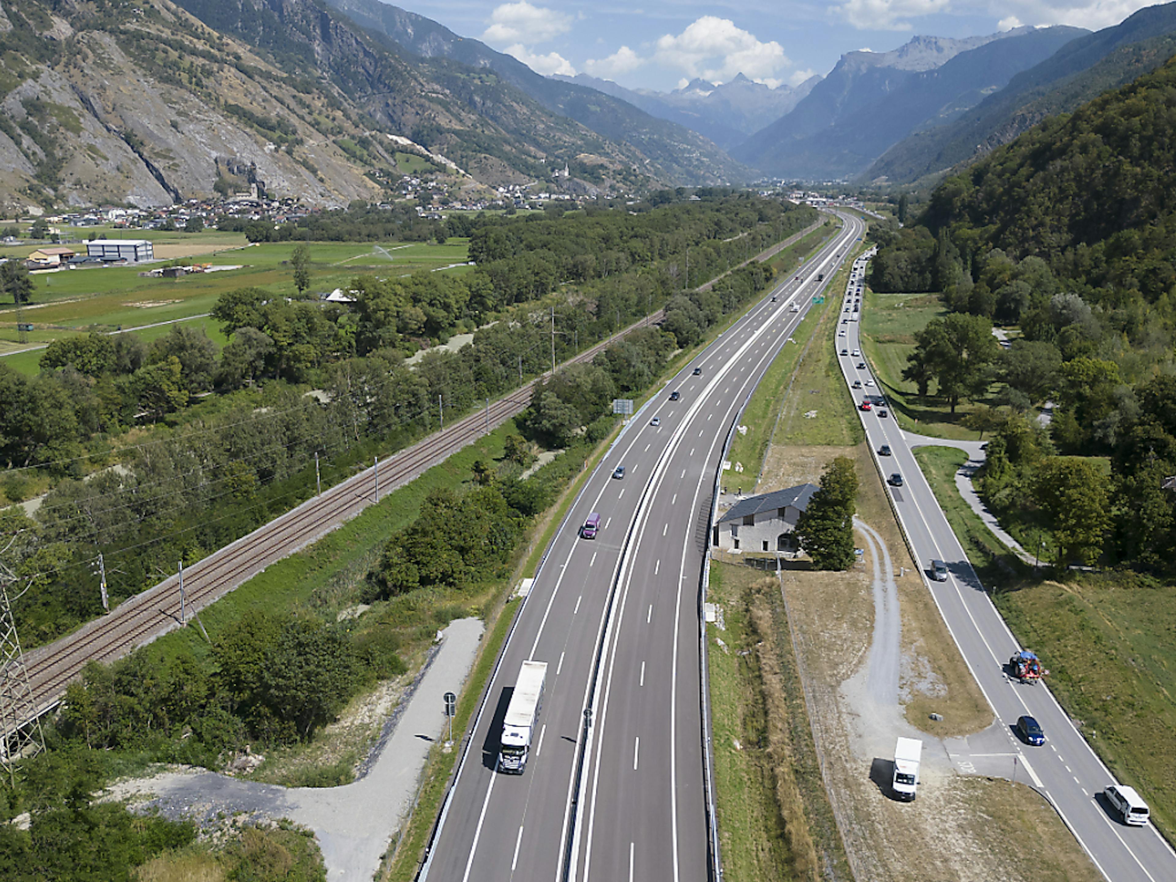 Le nouveau tronçon de l'autoroute A9 Schnidrigu-Wanne ouest dans le Haut-Valais a été ouvert vendredi après-midi.