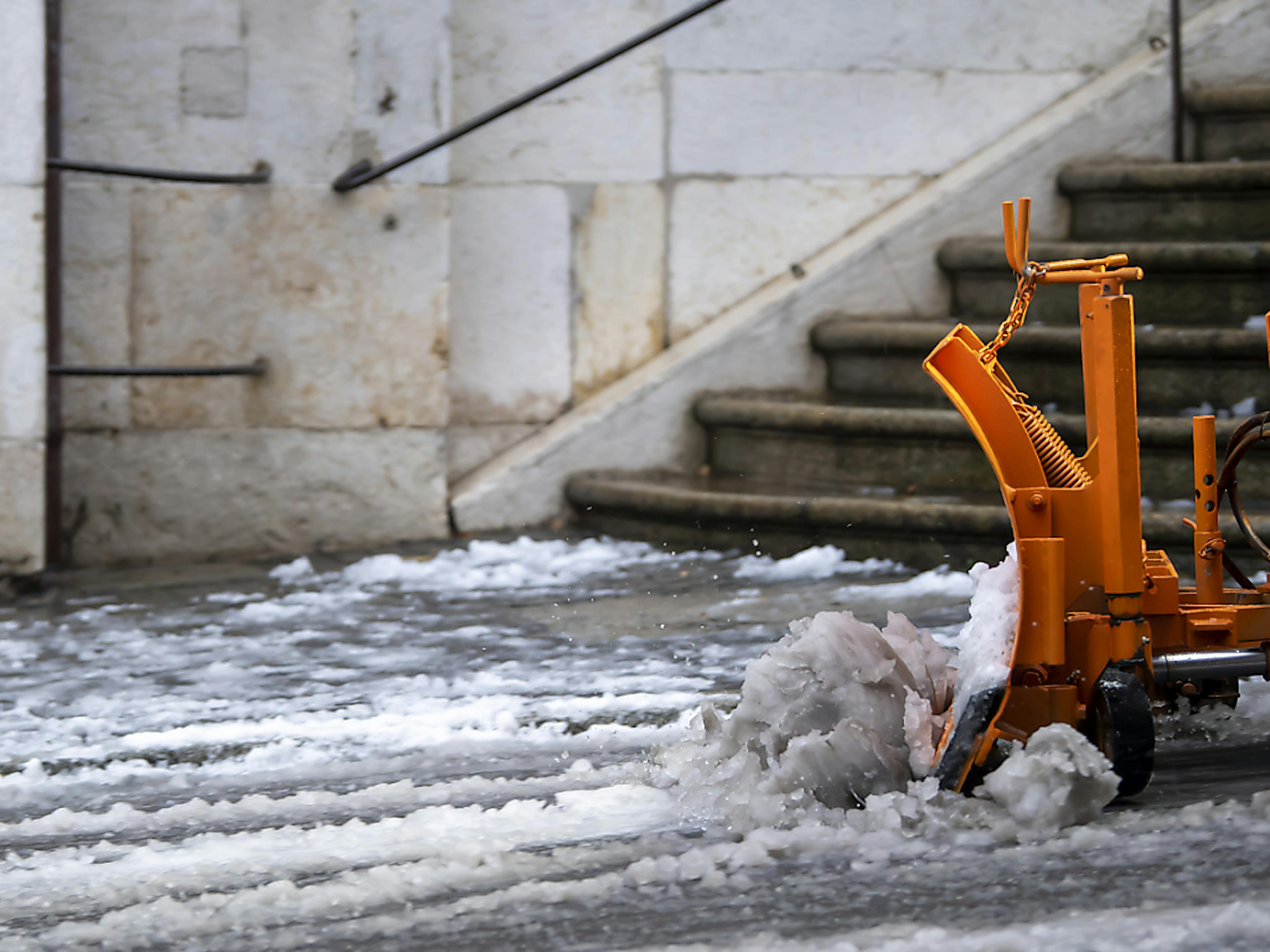 Le Conseil fédéral demande 8,8 milliards de francs pour l'entretien des routes nationales entre 2024 et 2027, notamment pour le déneigement (archives).