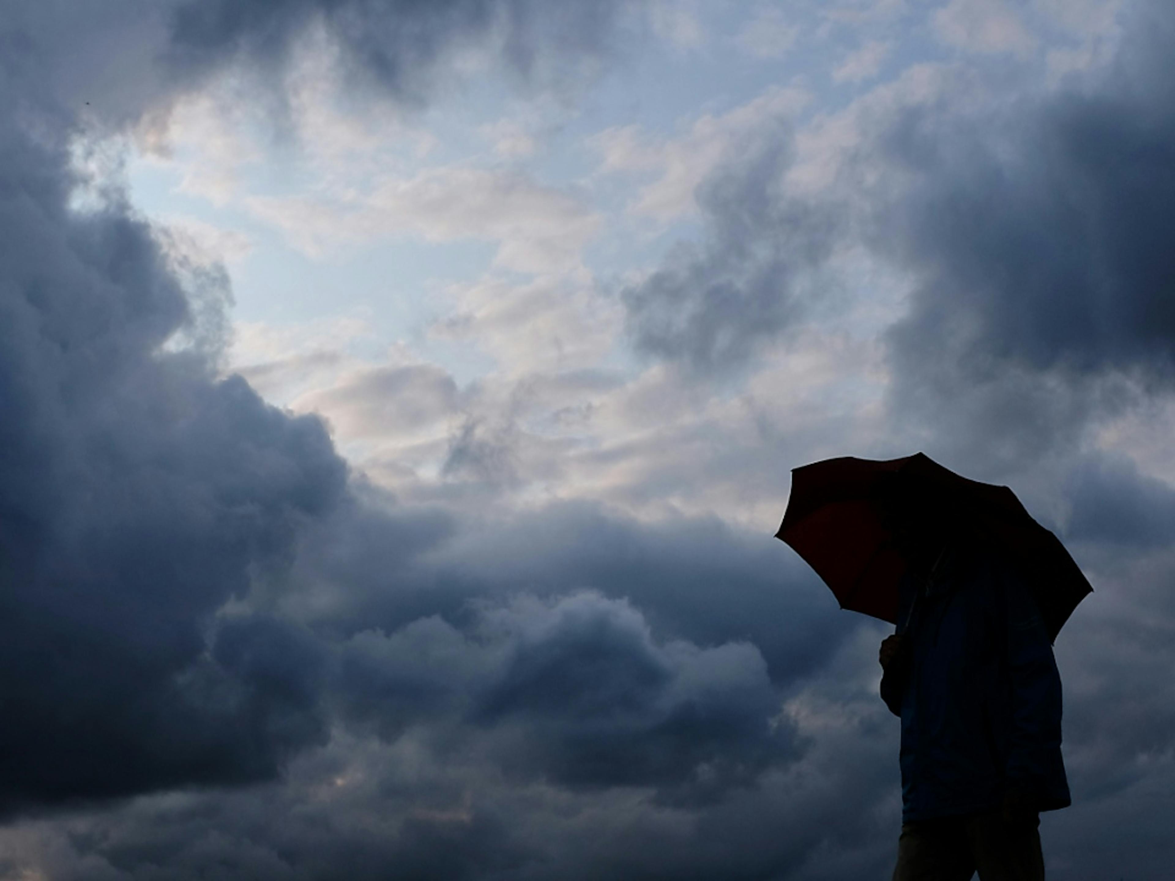 La journée de vendredi reste  humide : le service météorologique prévoit des pluies intenses, surtout dans l'est et le sud de la Suisse.