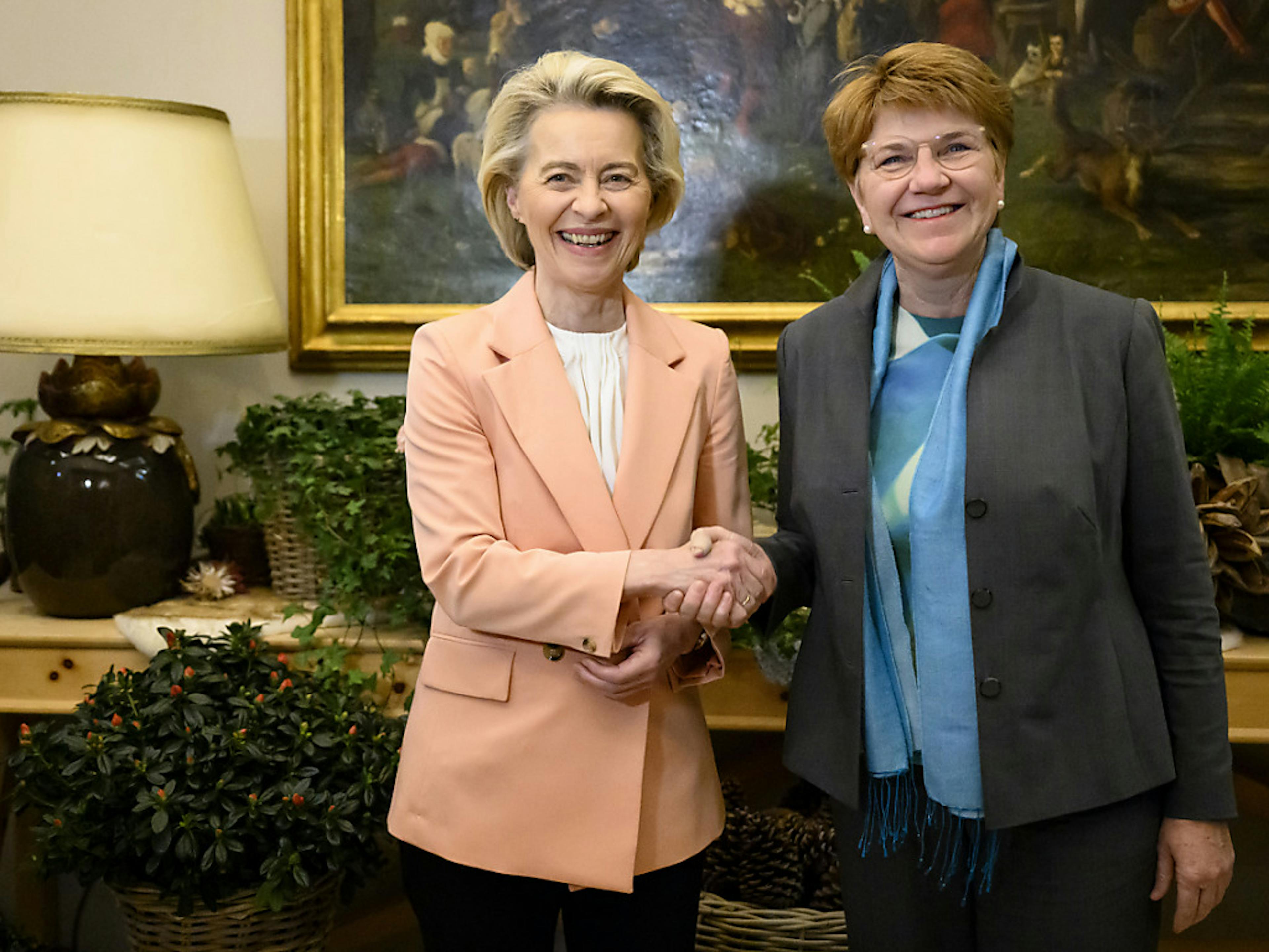 La présidente de la Commission européenne Ursula von der Leyen et celle de la Confédération Viola Amherd ont décidé de s'appeler pour faire le point le moment venu sur les discussions entre la Suisse et l'UE.