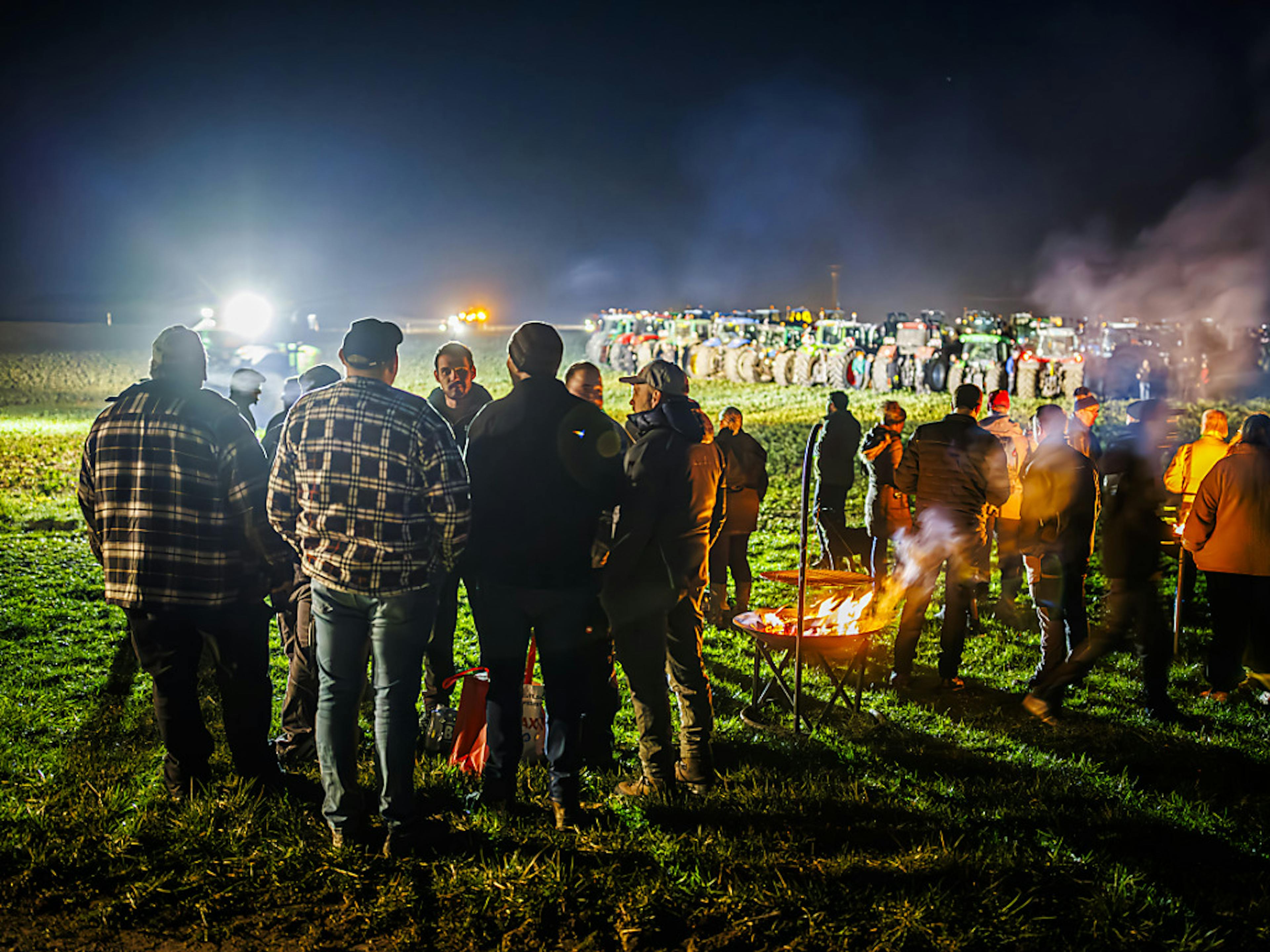 Le grand rassemblement de tracteurs de jeudi soir sur sol vaudois a convergé dans un champ agricole entre Echallens et Goumoëns-la-Ville.